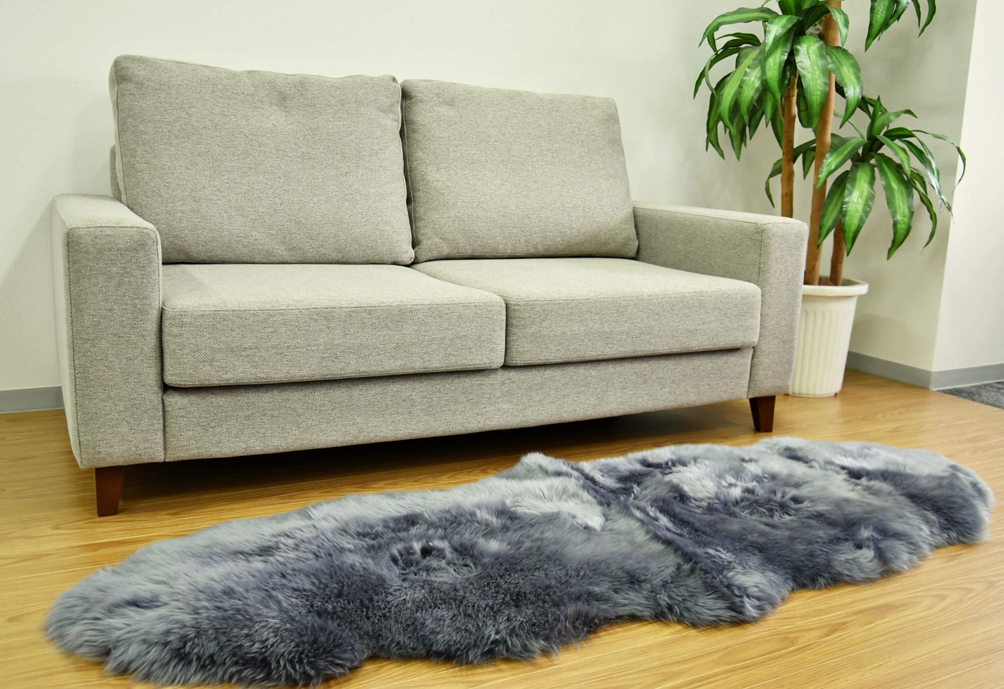 Amazon｜ボーマ(BOMA) ムートン グレー 約55×160cm 2匹 630473BO｜ラグ