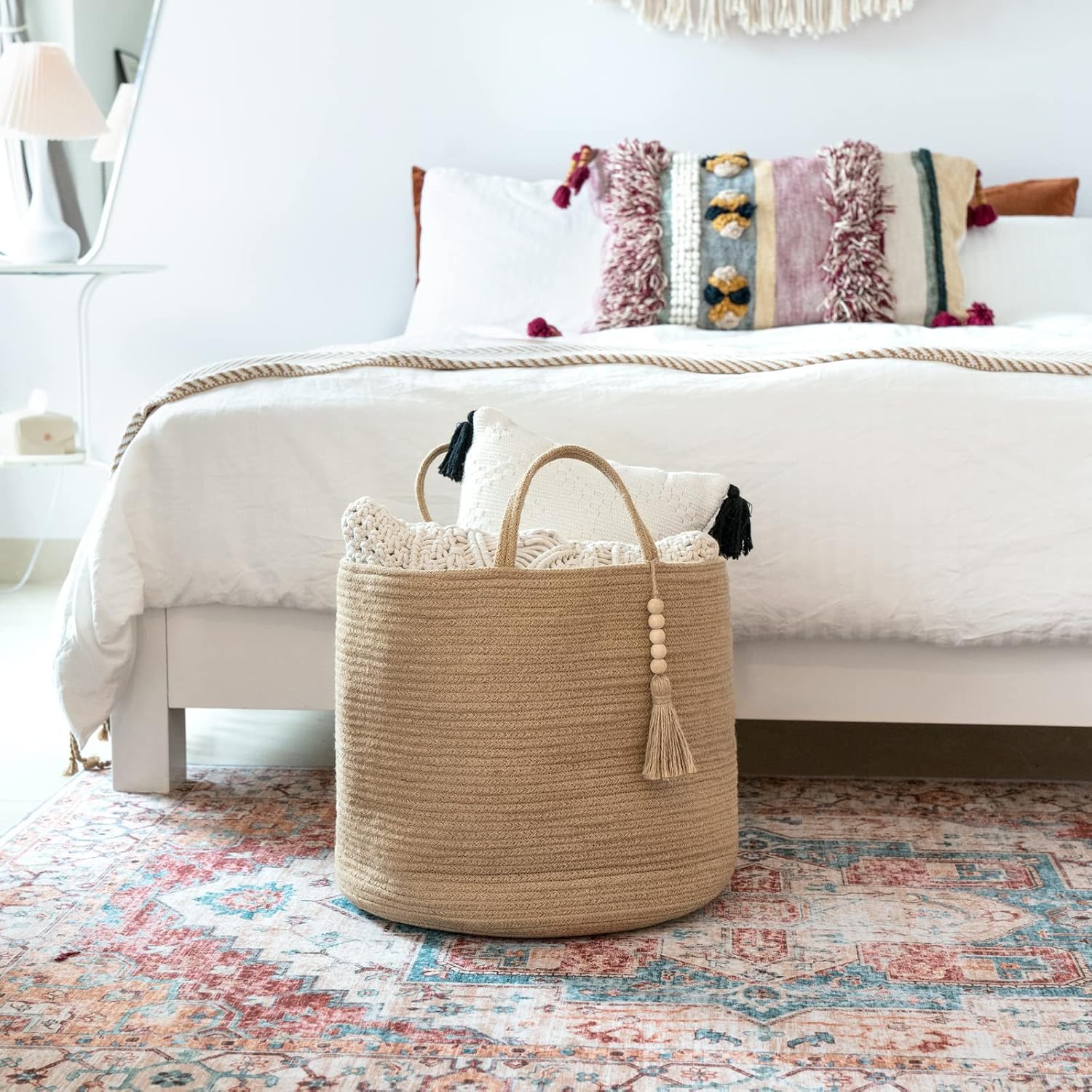 Mkono Cesto portabiancheria alto in vimini intrecciato, decorativo, in corda naturale, con perline in legno, decorazione per coperte, giocattoli, vestiti, scarpe, organizer per piante con manici, per