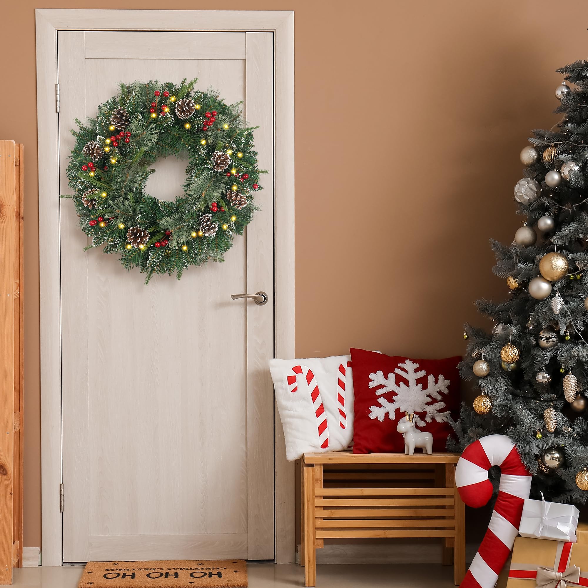 Corona de Navidad Nevada preiluminada de 24 Pulgadas con 50 Luces y Cono de Pino, Coronas de Navidad Artificiales para Puerta Delantera con Luces, Corona para decoración de Navidad, Puerta, Ventanas,