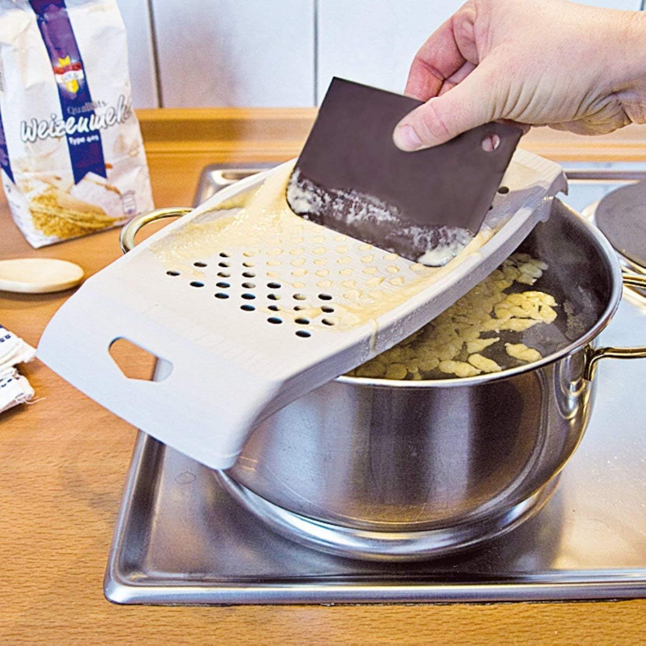 Spätzle recept (spätzles): Oostenrijkse noedels met kaassaus en ui