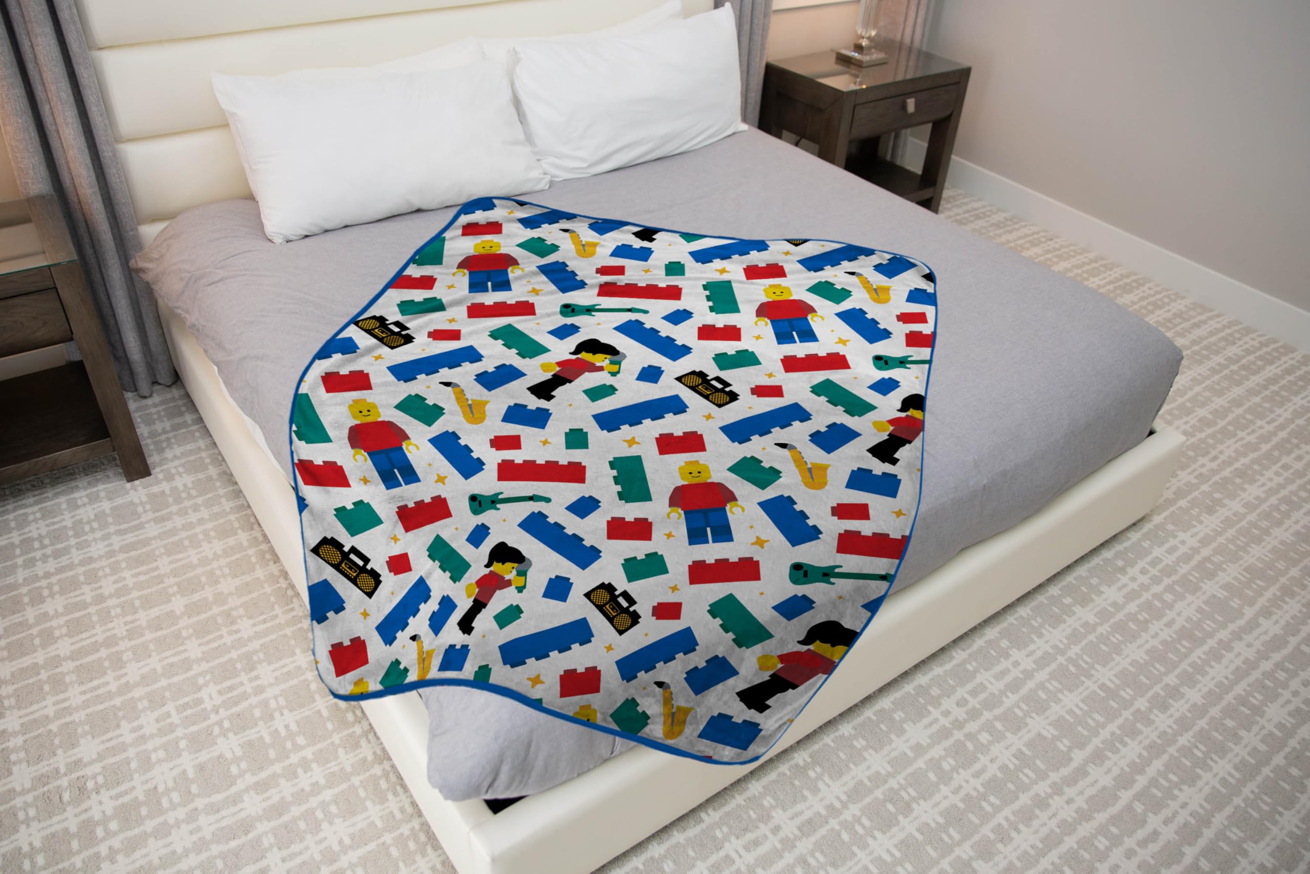 Jay Franco Kids Pluszowy koc z motywem Lego – miękki i przytulny koc polarowy o wymiarach 117 x 152 cm do sypialni i na sofę, produkt z oficjalną licencją, biały