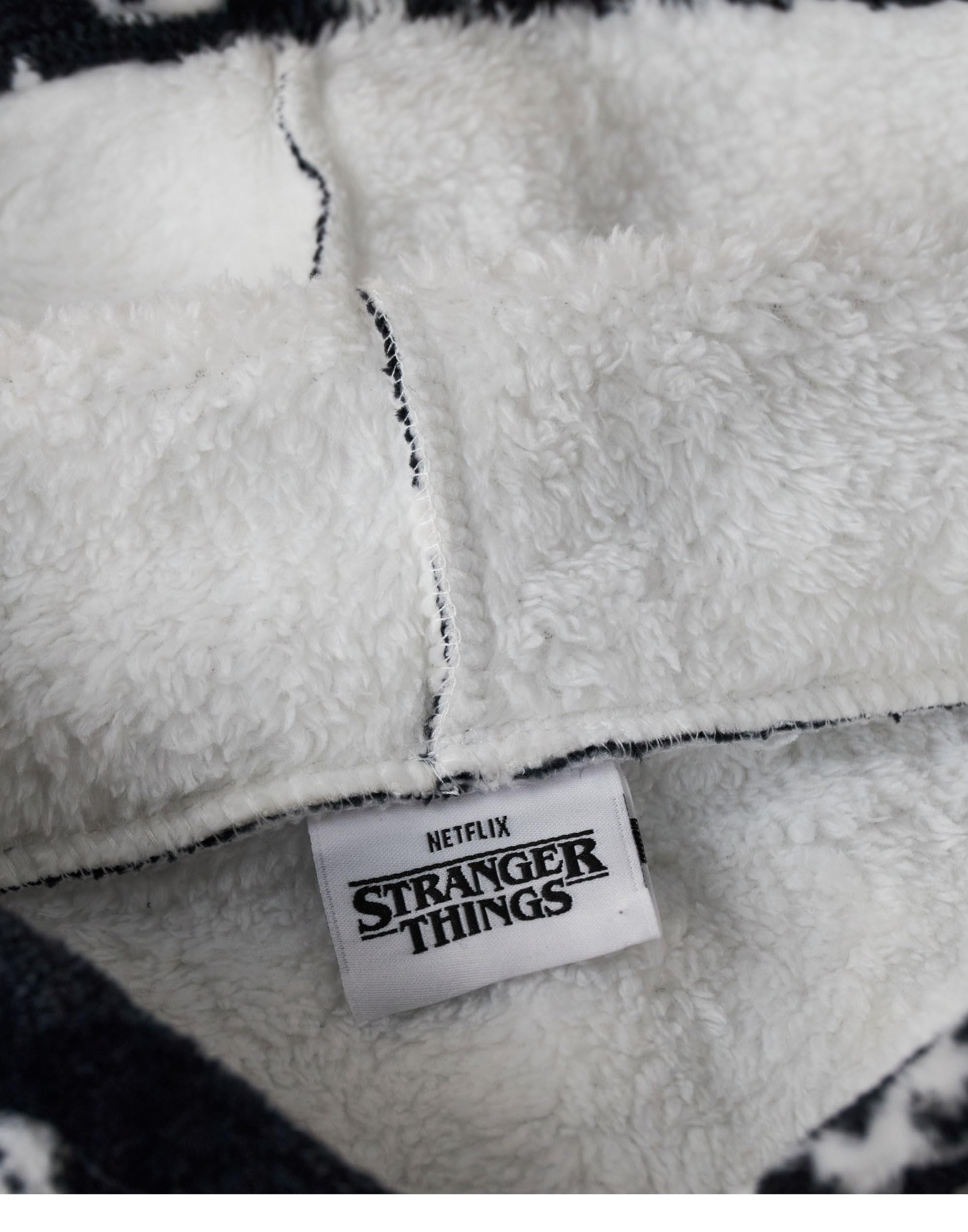 Stranger Things Sudadera con Capucha de Manta portátil para Adultos | Ropa de Estar por casa Negro de Gran tamaño para Hombre y Mujer | Hellfire Club | Traje de Pijama Serie Netflix Mercancía Regalo