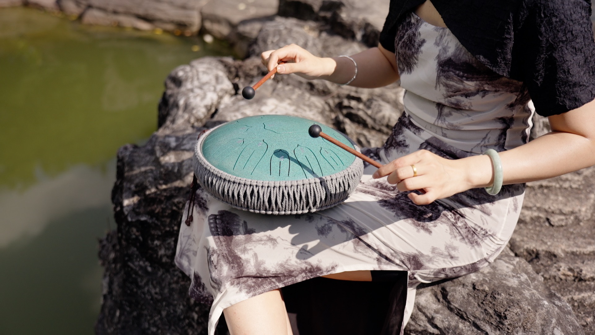 Watch Lronbird Steel Tongue Drum 13 Inch 15 Notes for Adults on