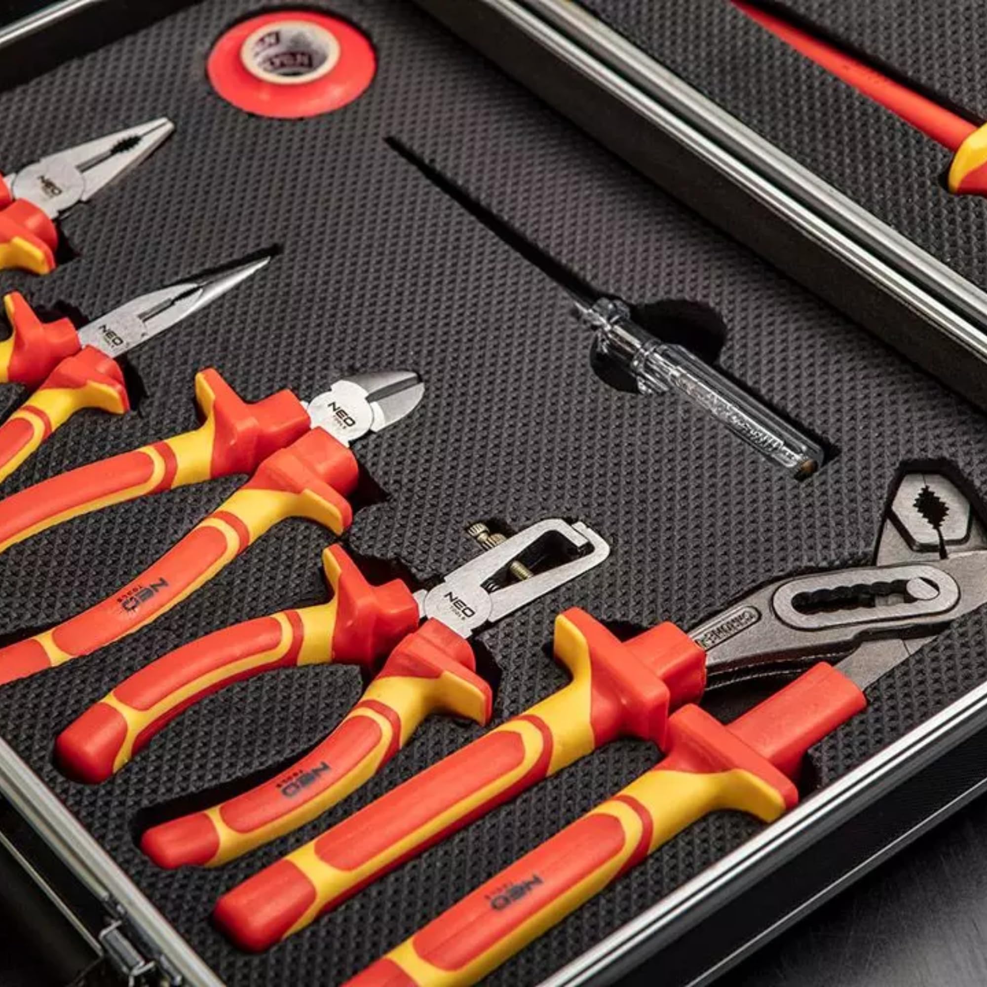 NEO TOOLS VDE Zangen- und Schraubendrehersatz 1000V, 13 Stück, CrV-Stahl | 7 Stück Schraubendreher S2-Stahl, Universalzange, Seitenzange, Verlängerte Zange, Isolierzange, Rohrzange