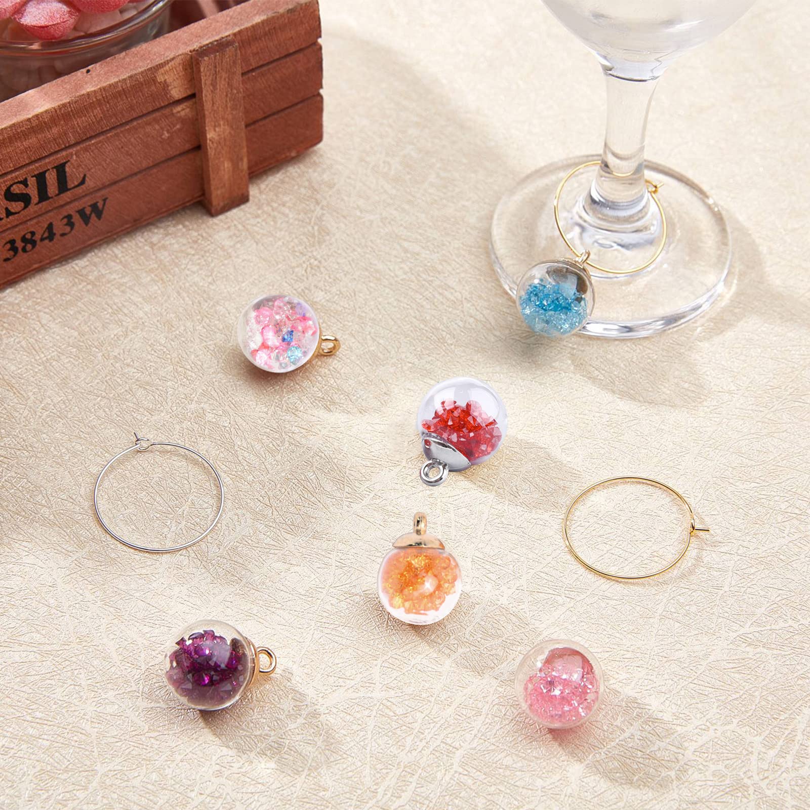 SUNNYCLUE 1 Scatola 12 Pezzi Ciondoli per Bicchiere di Vino Farfalla Smaltata Marcatori per Bicchiere di Vino Ciondoli Identificatori di Bevande Cerchi di Perline In Ottone Argento Anelli per Bicchier