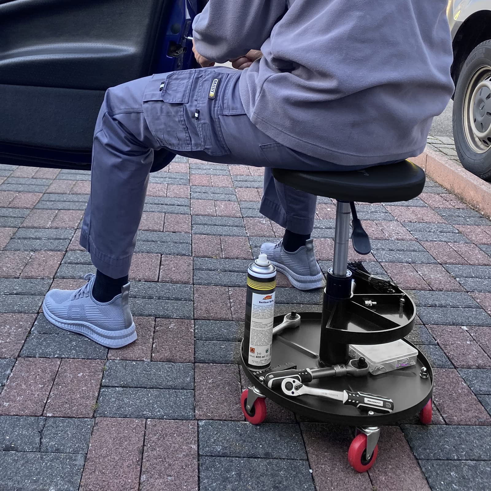 HASKYY Werkstatthocker Rollhocker | Höhe 430-580mm I Sitz Geleinlage | Werkstatt-Arbeits-Hocker-Stuhl-Sitz I 135kg | ø40 cm | 2 Ablagen I Schwarz