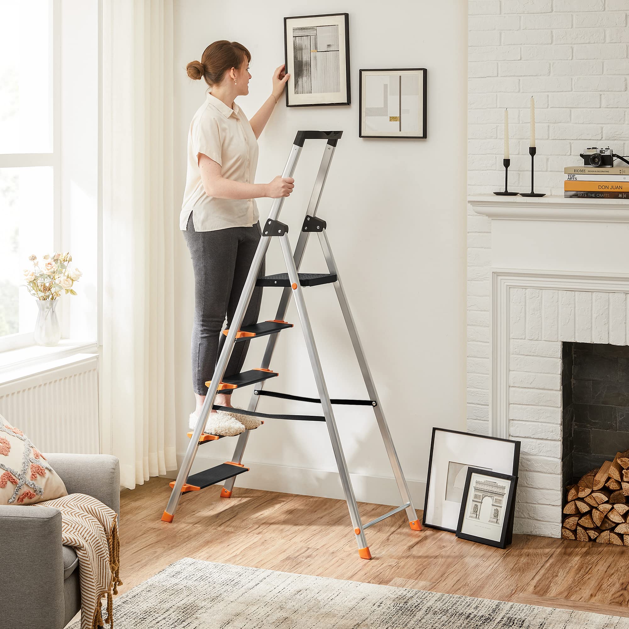 SONGMICS Escalera de 5 Peldaños, Escalera de Aluminio con Peldaños de 13 cm de Ancho, Antideslizante, Carga de 150 kg, Negro y Naranja GLT05BK | Peldaños antideslizantes de 13 cm de ancho, cumple con la norma EN 131, negro y naranja GLT05BK