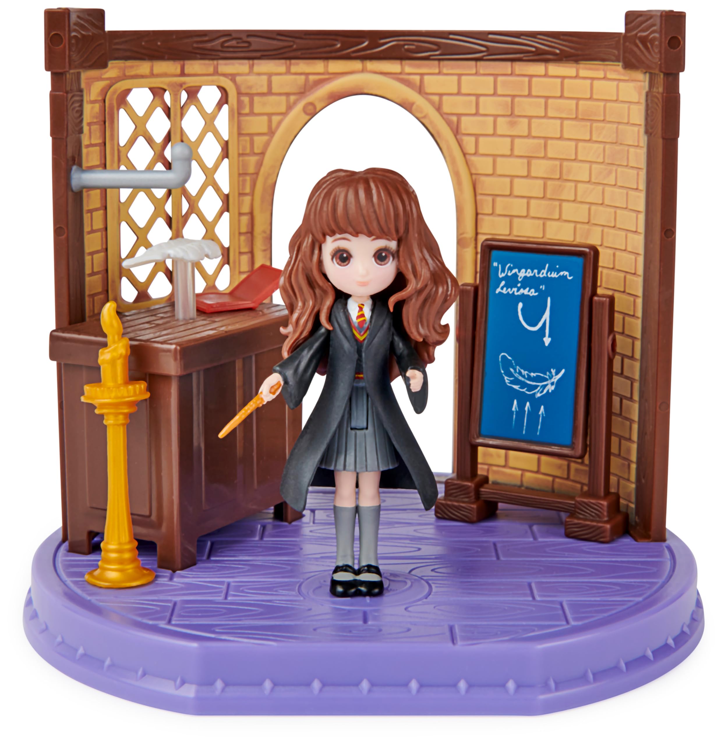 HARRY POTTER -WIZARDING WORLD- HARRY POTTER MAGICAL MINIS - Set Aula de Encantamientos con 1 muñeca Hermione Granger Exclusiva 8 cm y 3 Accesorios - 6061846 - Juguetes Niños 5 Años +