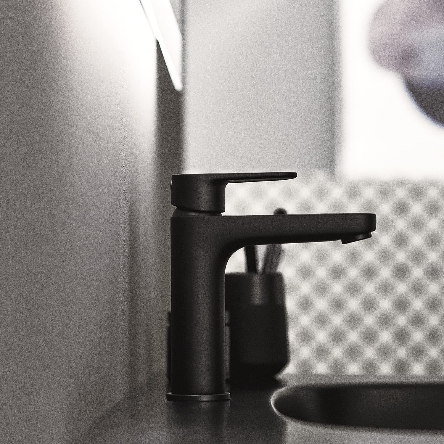 Ideal Standard Cerafine O Waschtischarmatur, Auslaufhöhe 122 mm, wassersparender Wasserhahn Badezimmer, mit Ablaufgarnitur, schnelle Montage – Schwarz Matt (50x166x176 mm)