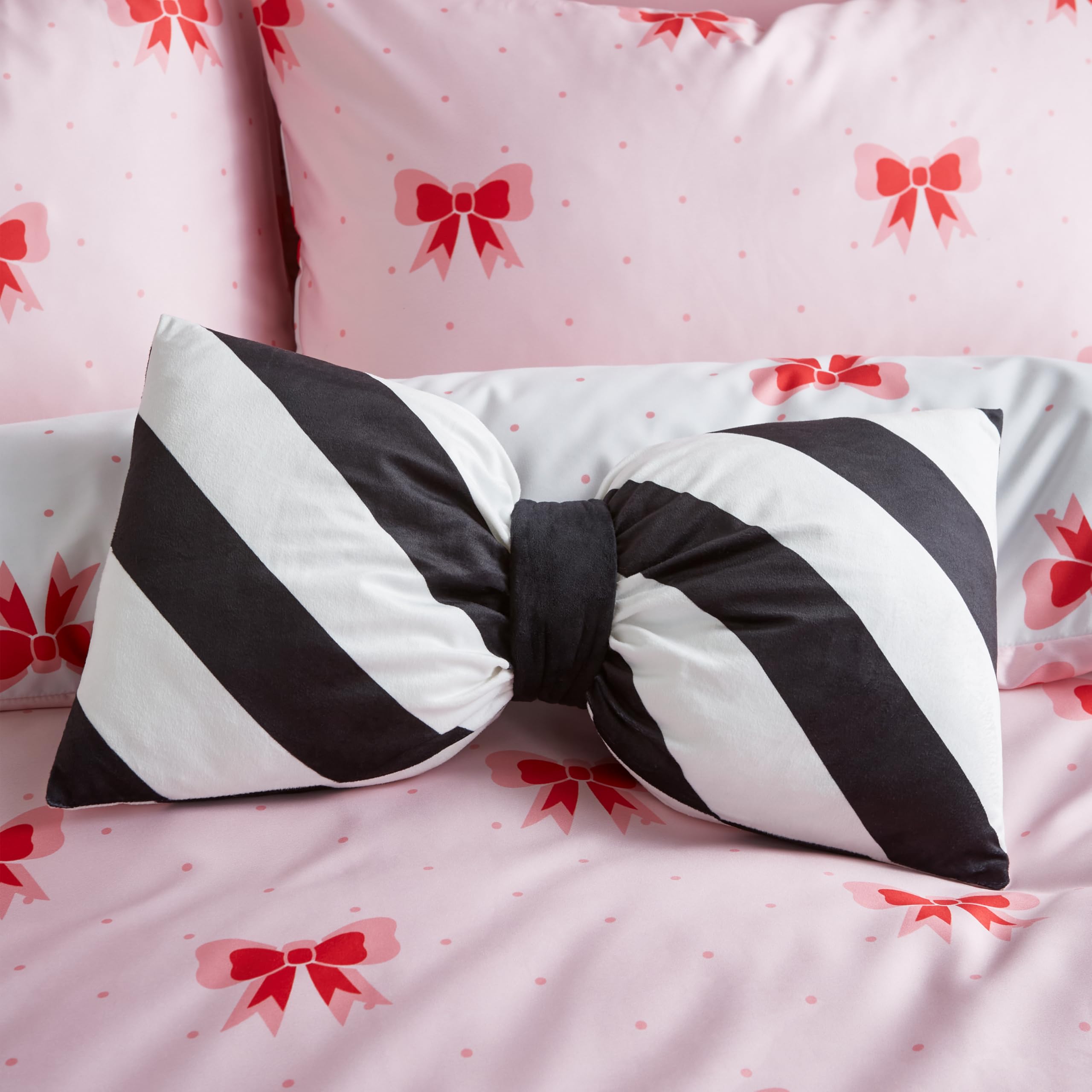 Coussin en forme de nœuds 3D au design tressé bicolore noir et blanc original