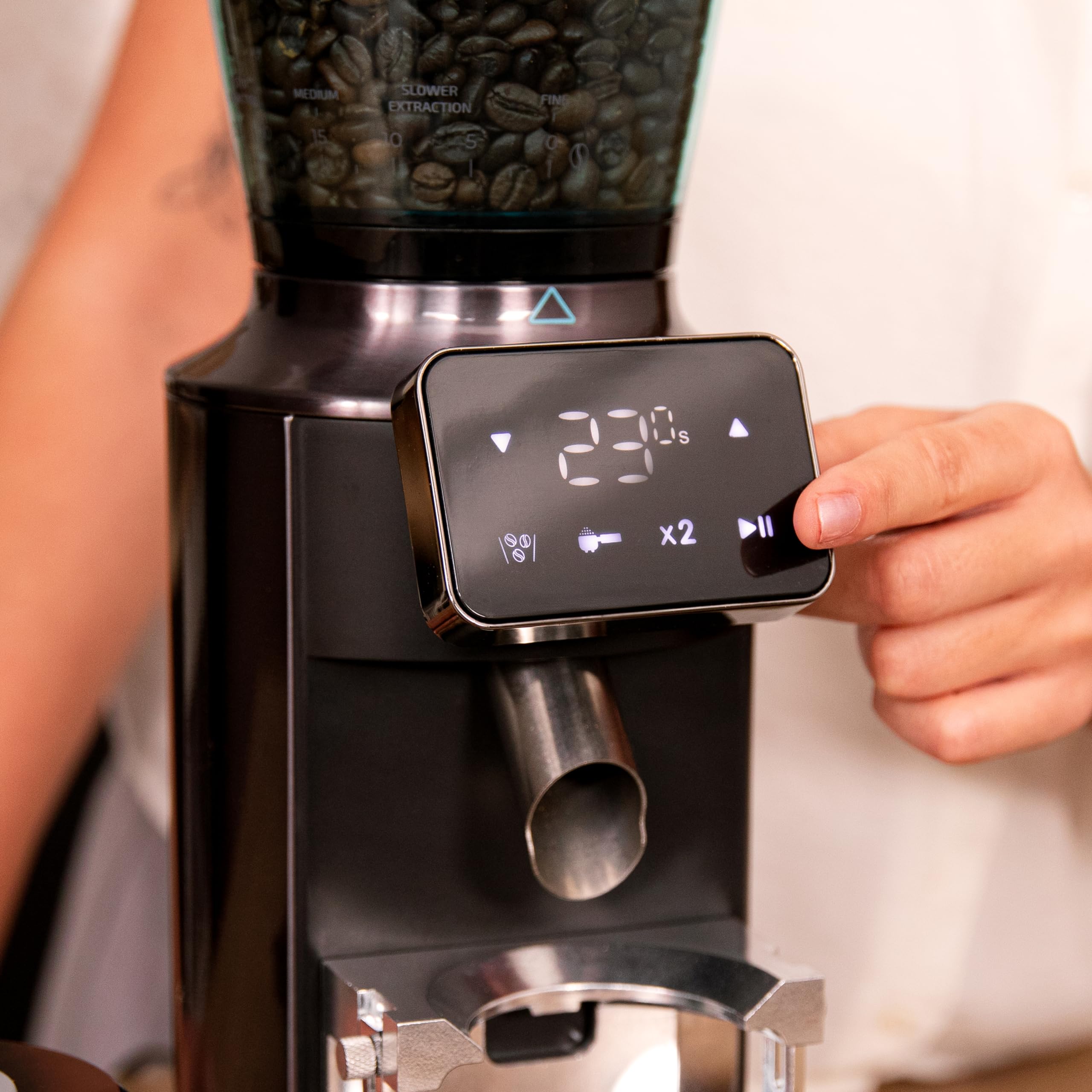 Cecotec - Moulin à Café Électrique SteelMill Touch - 200W, Acier Inoxydable, Écran Tactile et 30 Niveaux de Mouture, Récipient à Grains de 300gr avec Couvercle et 200gr de Café en Poudre