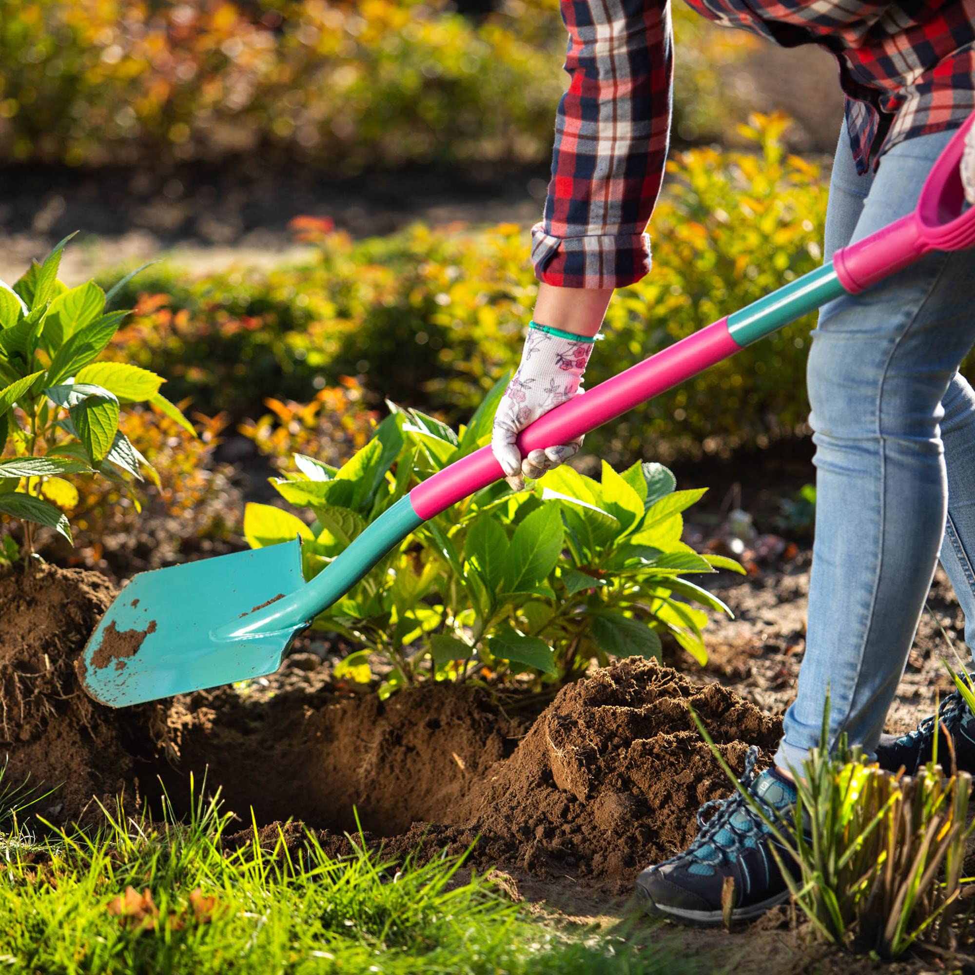 KADAX Lot de 4 Kit d'Outils de Jardinage Professionnel pour Femmes: Bêche, Râteau, Houe et Gants, La Solution Complète pour Une Gestion Efficace du Jardin
