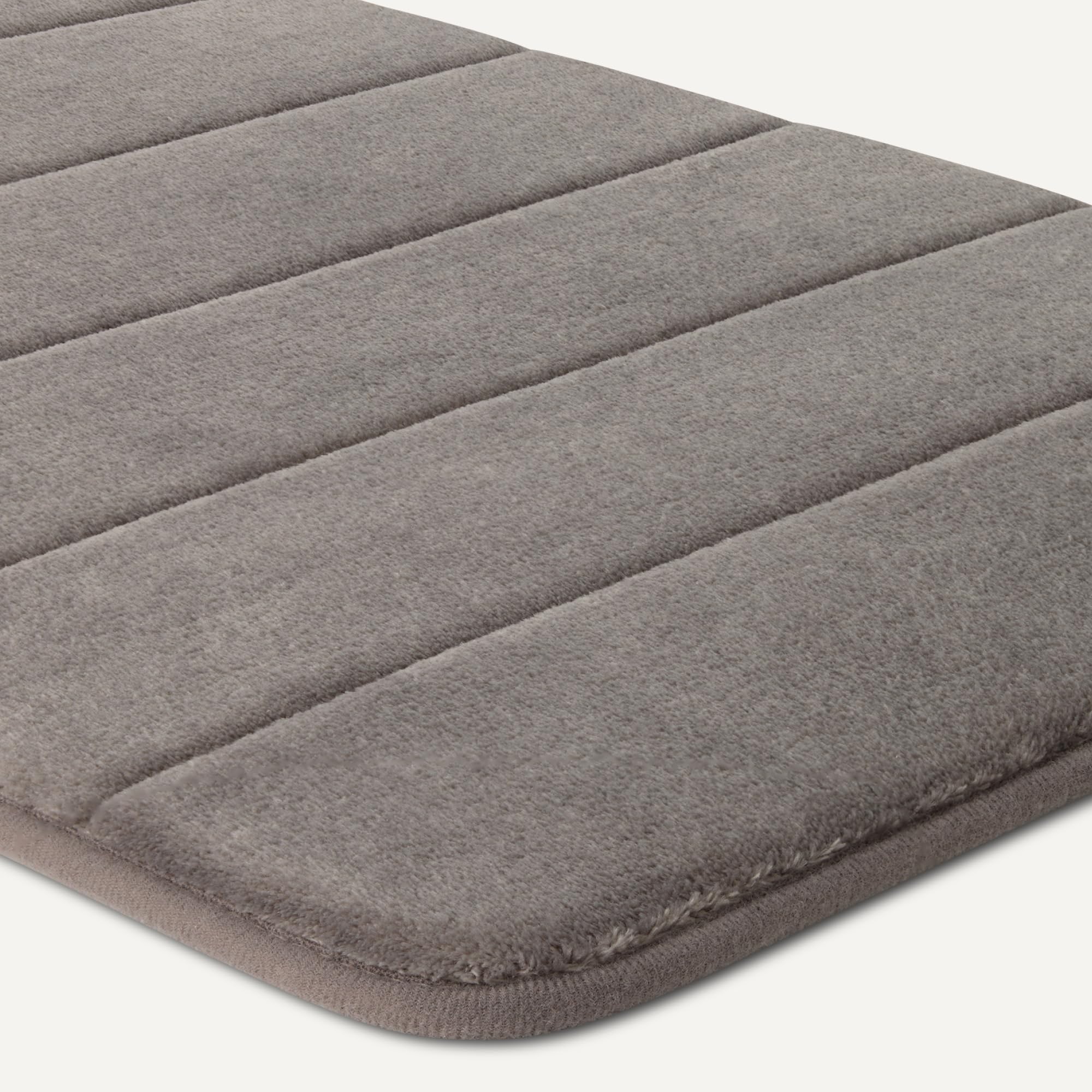 Amazon Basics Alfombra de Baño Antideslizante de Espuma viscoelástica, Alfombrilla de Ducha Ultra Suave, Absorbente, Secado Rápido, Lavable a Máquina, 43x61 cm, Gris Oscuro
