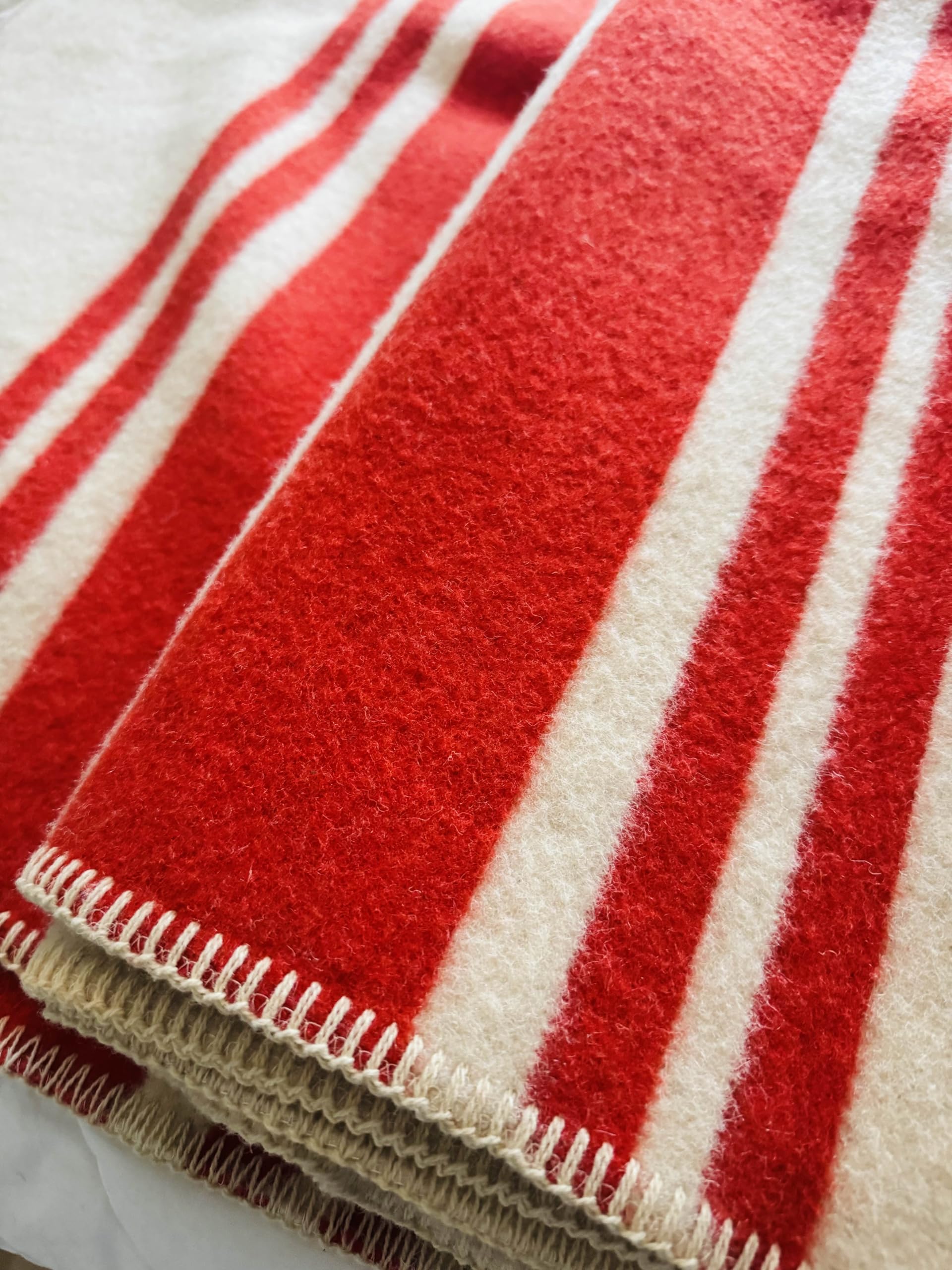 Couverture laine anti froid respirante pour lit et extérieur durable