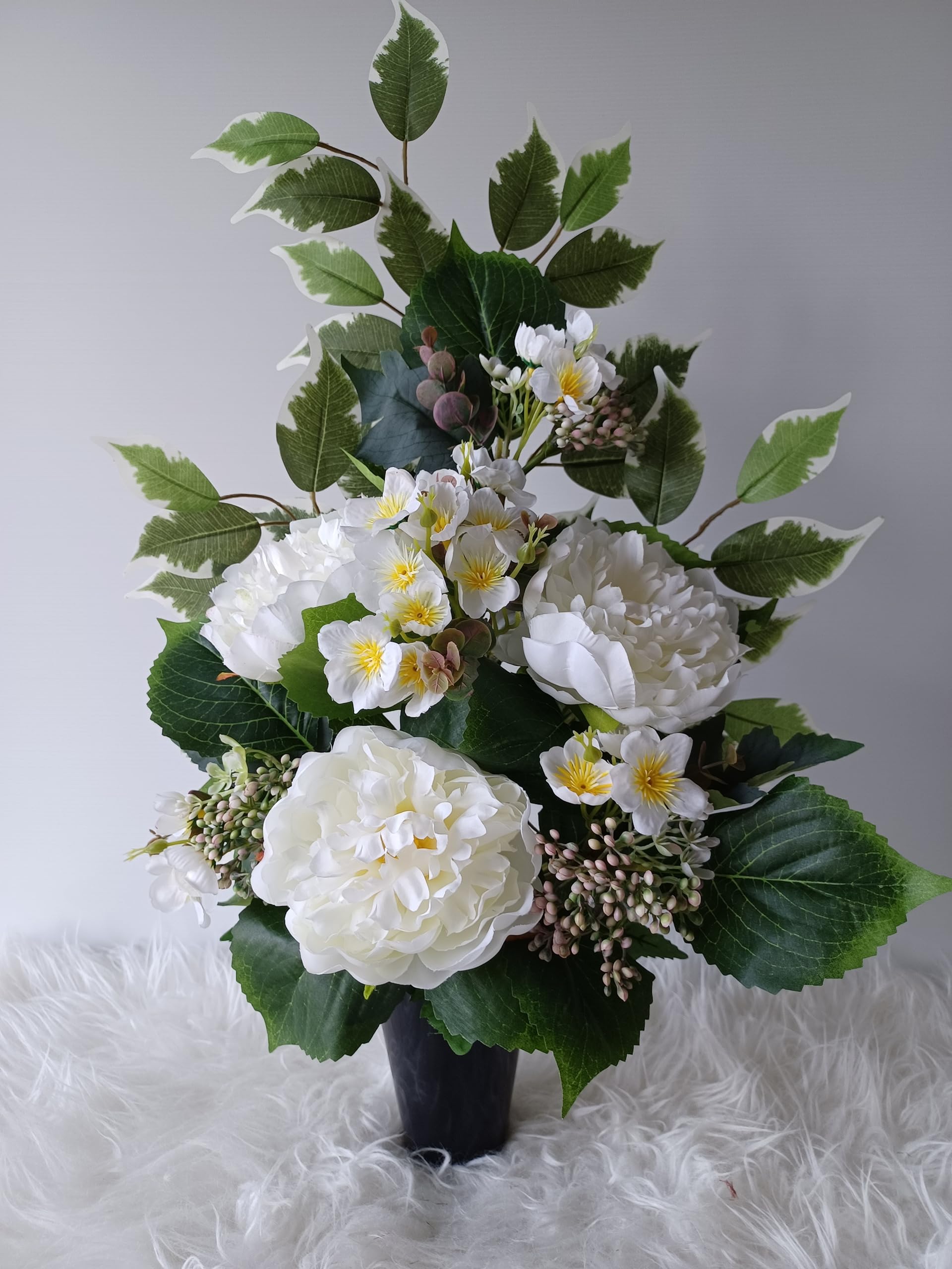 Composition de Fleurs Artificielles en Cône Lesté Ciment pour Une Parfaite Tenue à L' extérieur. Réalisé par nos Soins, Fleurs de Qualité.