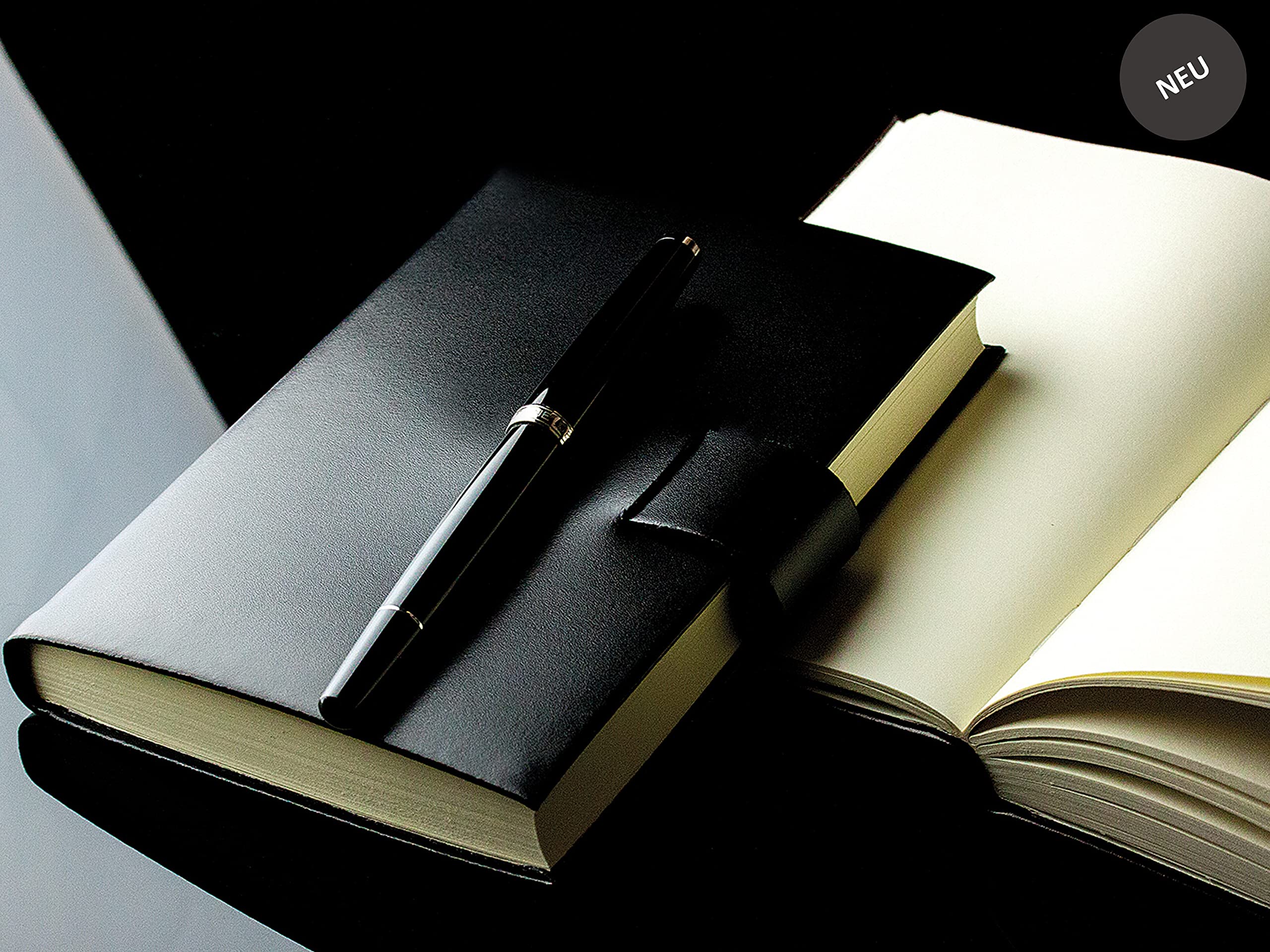 DELMON VARONE - Personalisierbares Notizbuch DIN A6 gebunden in Premium Cambridge Top Grain Leder (Rindspaltleder) schwarz, Blanko Buch unliniert im Softcover Ledereinband mit Verschlusslasche