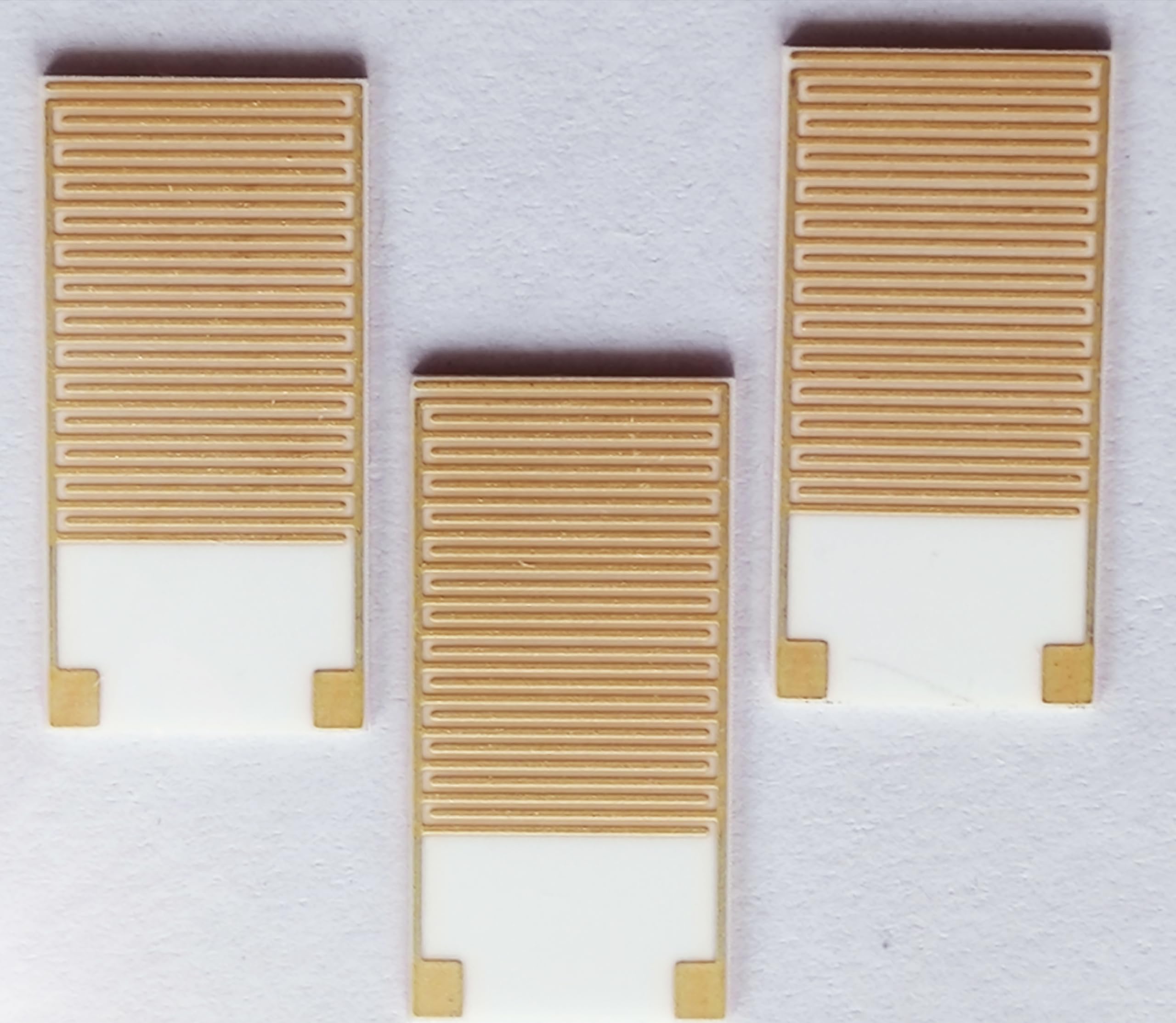 Electrodo de oro interdigitado de cerámica de alúmina (IDE) - Paquete de 1, 20 x 10 x 0,635 mm