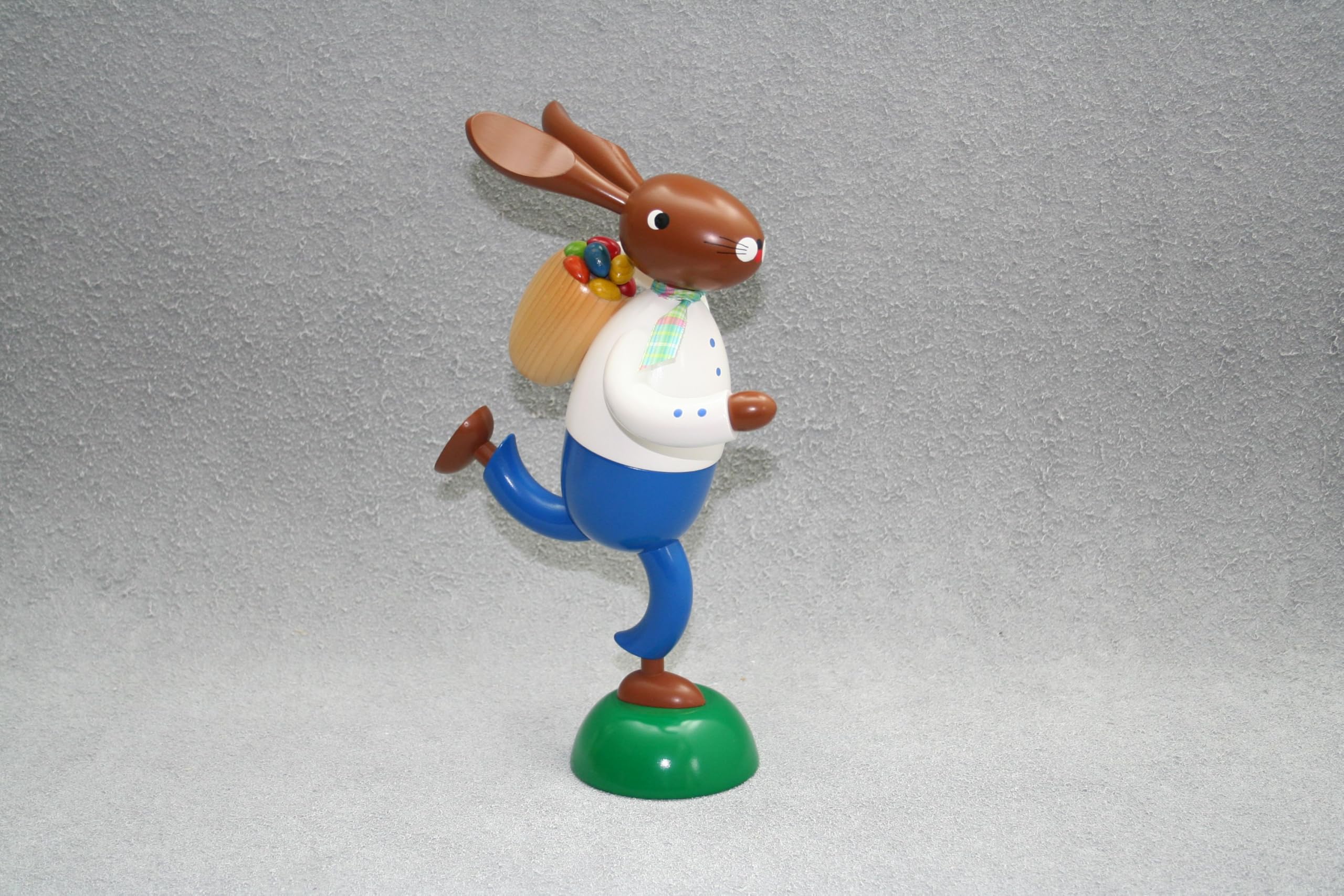 Rudolphs Schatzkiste Osterhase Brauner Hase in Blau mit Korb voller bunter Eier auf grünem Sockel Höhe 35cm NEU Holzfigur Osterdekoration Hasenfigur Osterhase Figur Eiersammler