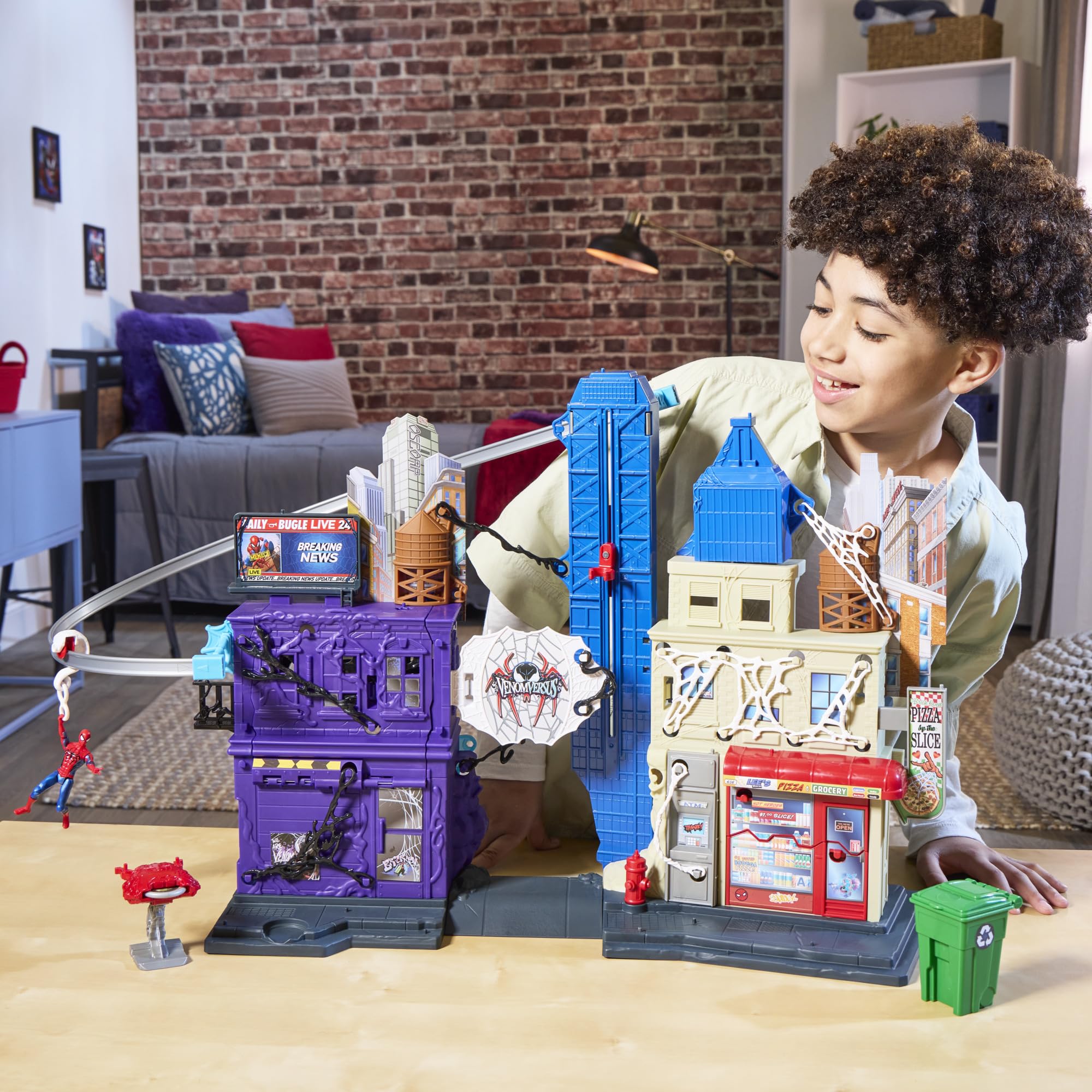 Hasbro Marvel Spider-Man, Set de Juego Ciudad Arácnida VenomVersus, Casa de Muñecas para Niños y Niñas de 4 Años o Más, Tirolina, Trampas y Lanzadores, Figura de Spider-Man