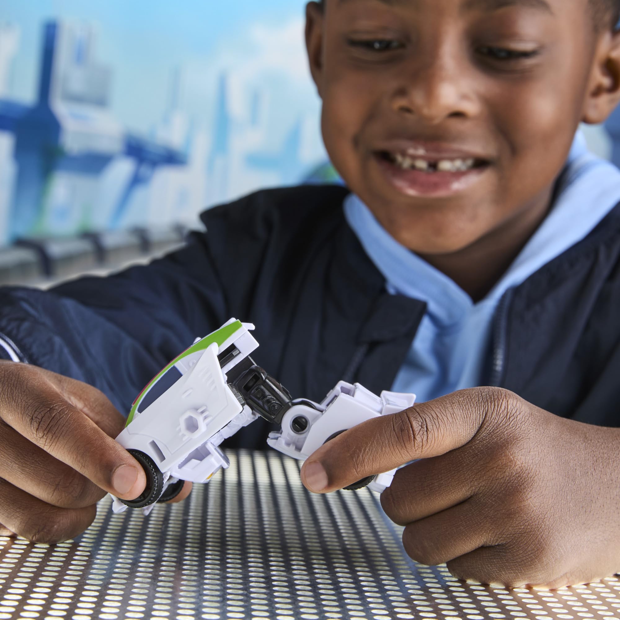 Transformers Hasbro Cyberworld, Wheeljack, Figura de Acción 2 en 1, Coche de Juguete para Niños y Niñas de 6 Años o Más, Color Blanco y Rojo, Diversión y Acción, Coleccionable, Idea Regalo