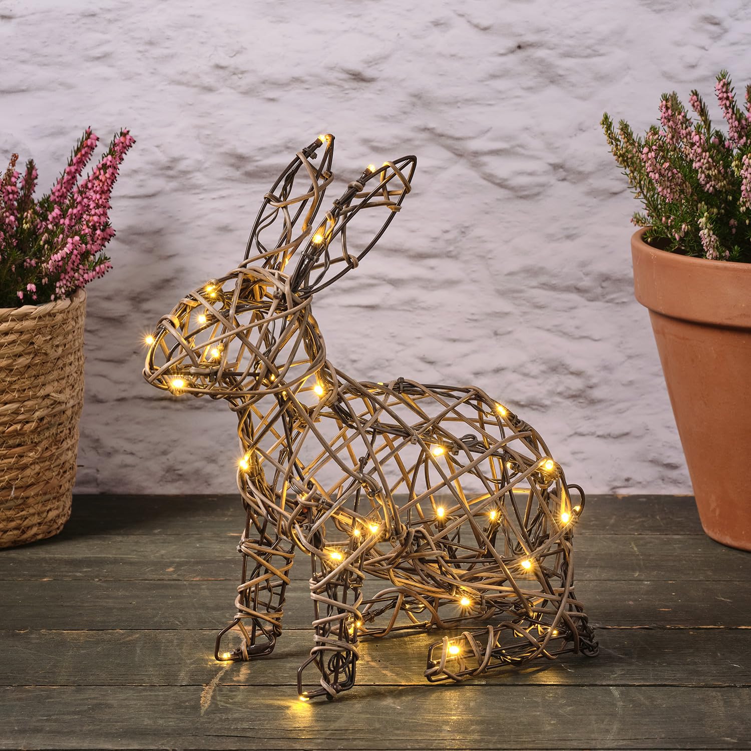 Lights4fun 40er LED Rattan Hase warmweiß batteriebetrieben Timer innen Outdoor Osterdeko außen Osterhase Deko LED Hase Garten