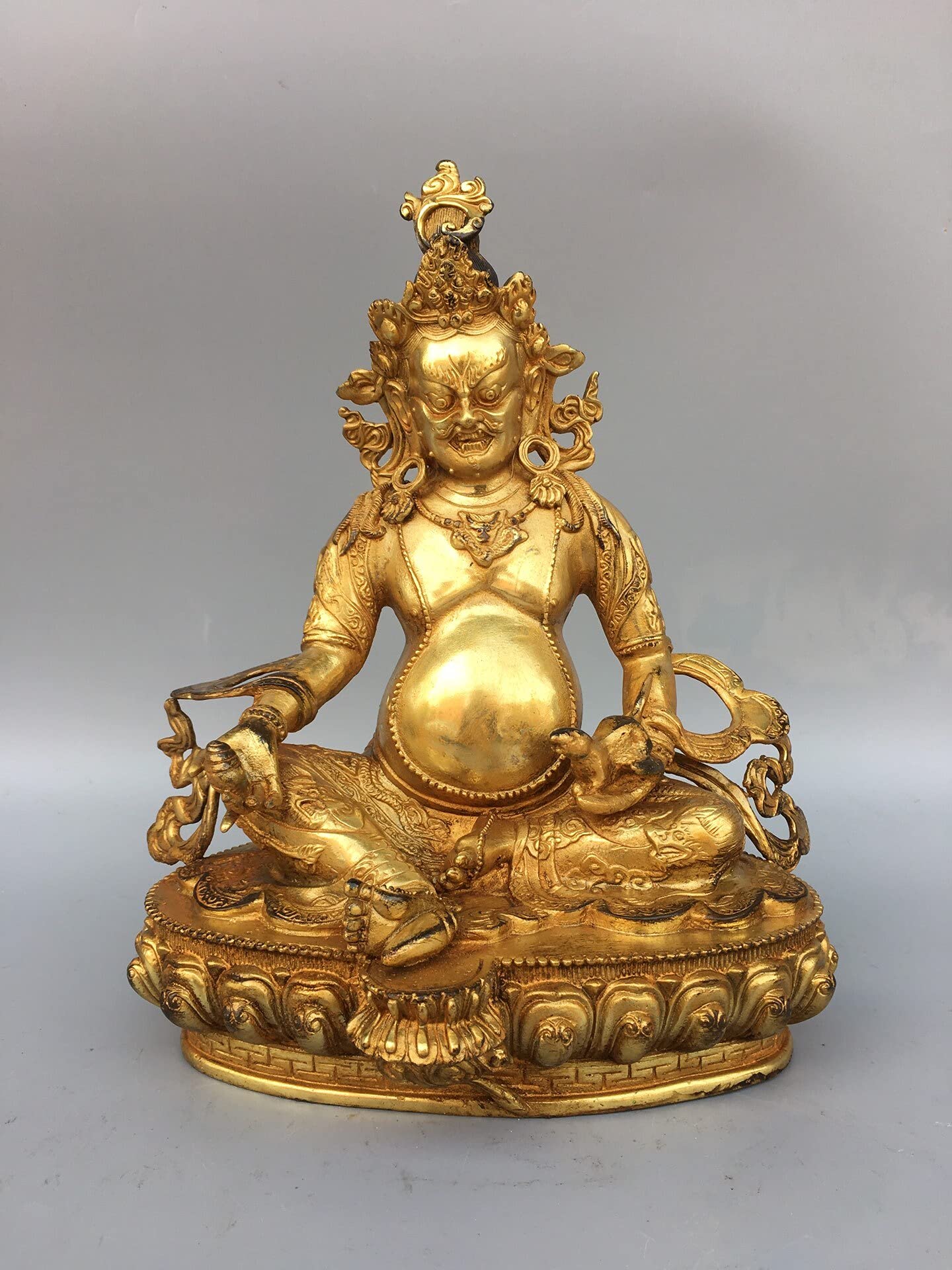 古を模して純銅黄財神仏像を並べて招財納福を祀る