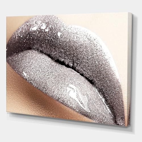 Primer plano de los labios de la mujer con el arte moderno de la pared del lienzo plateado brillante, 32 x 24 pulgadas
