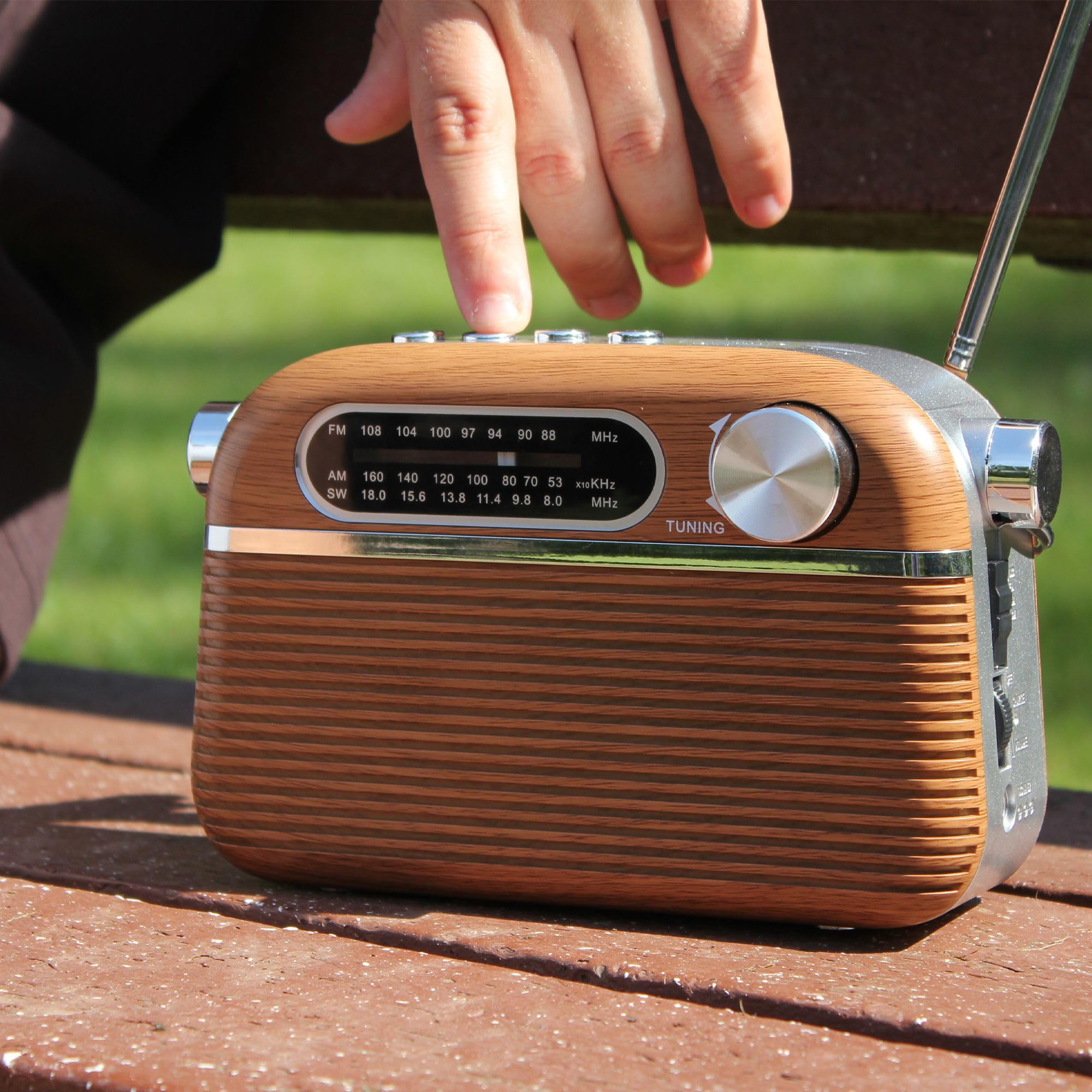 FISHTEC Radio Vintage Années 60 FM AM SW Lecteur MP3 USB Micro SD Design Bois INOX Antenne Rétractable Secteur Piles LR20 20.5x12.5x8 cm Compacte Portable
