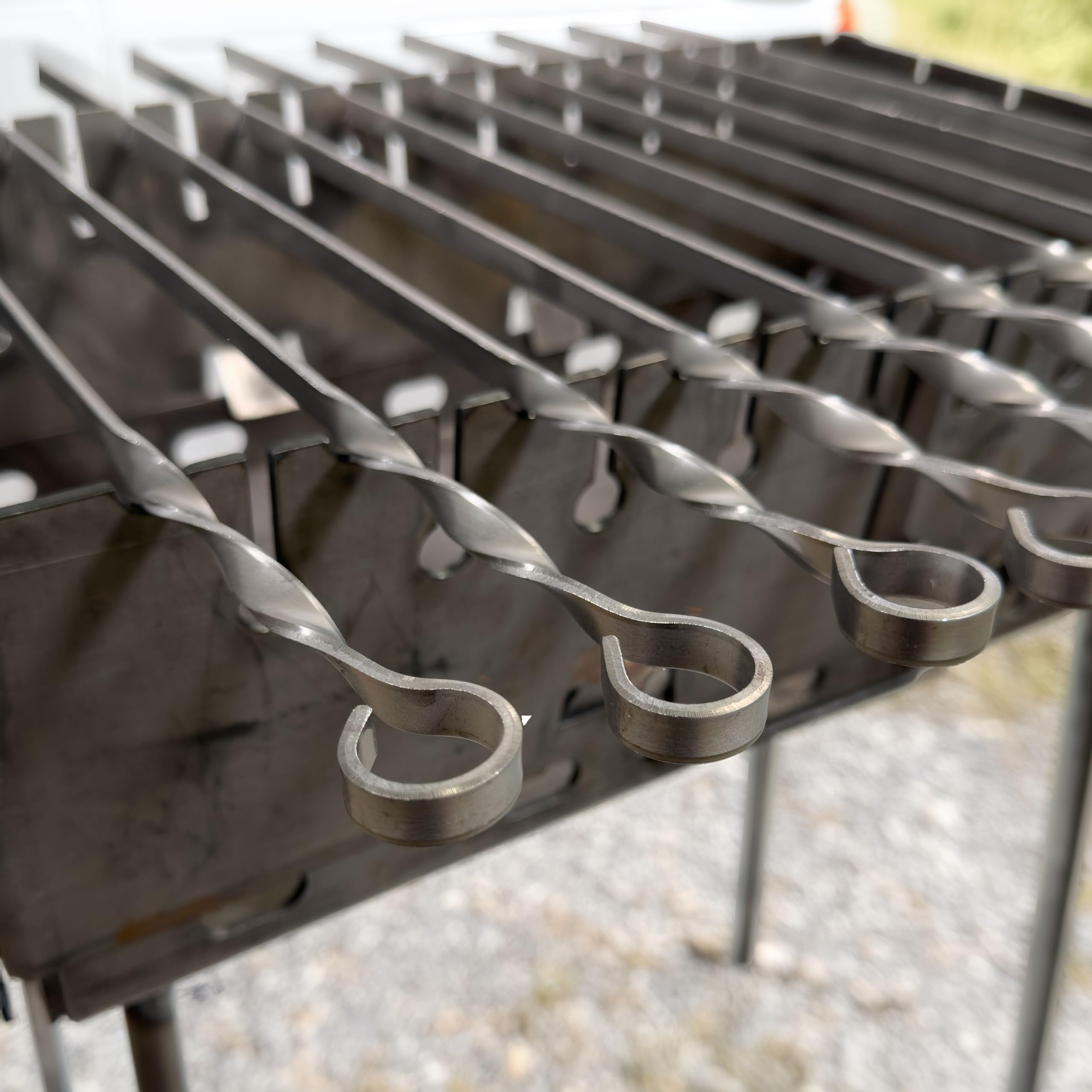 Mangal Grill Schaschlik Holzkohlegrill – Faltbarer BBQ Koffer-Grill aus 2 mm Stahl für 8 Spieße – Tragbarer Outdoor Kohlegrill für Camping, Garten, Picknick & Reisen
