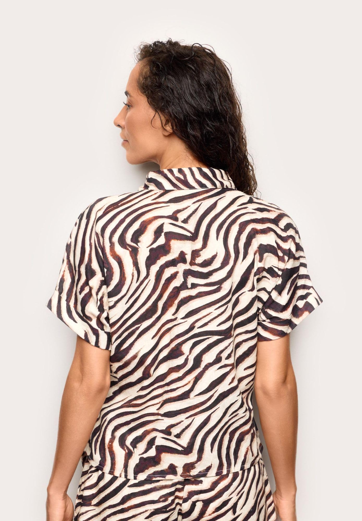 YAMAMAY - Chemise à manches courtes pour femme, Zelia, marron, imprimé zèbre