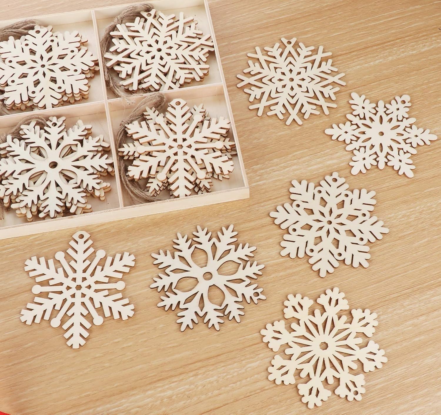 ilauke 30 Copos de Nieve de Madera, 10 Estilos Ahuecados Con Cuerda, Manualidades Adornos Colgantes para Árbol y Decoración de Navidad de Bricolaje