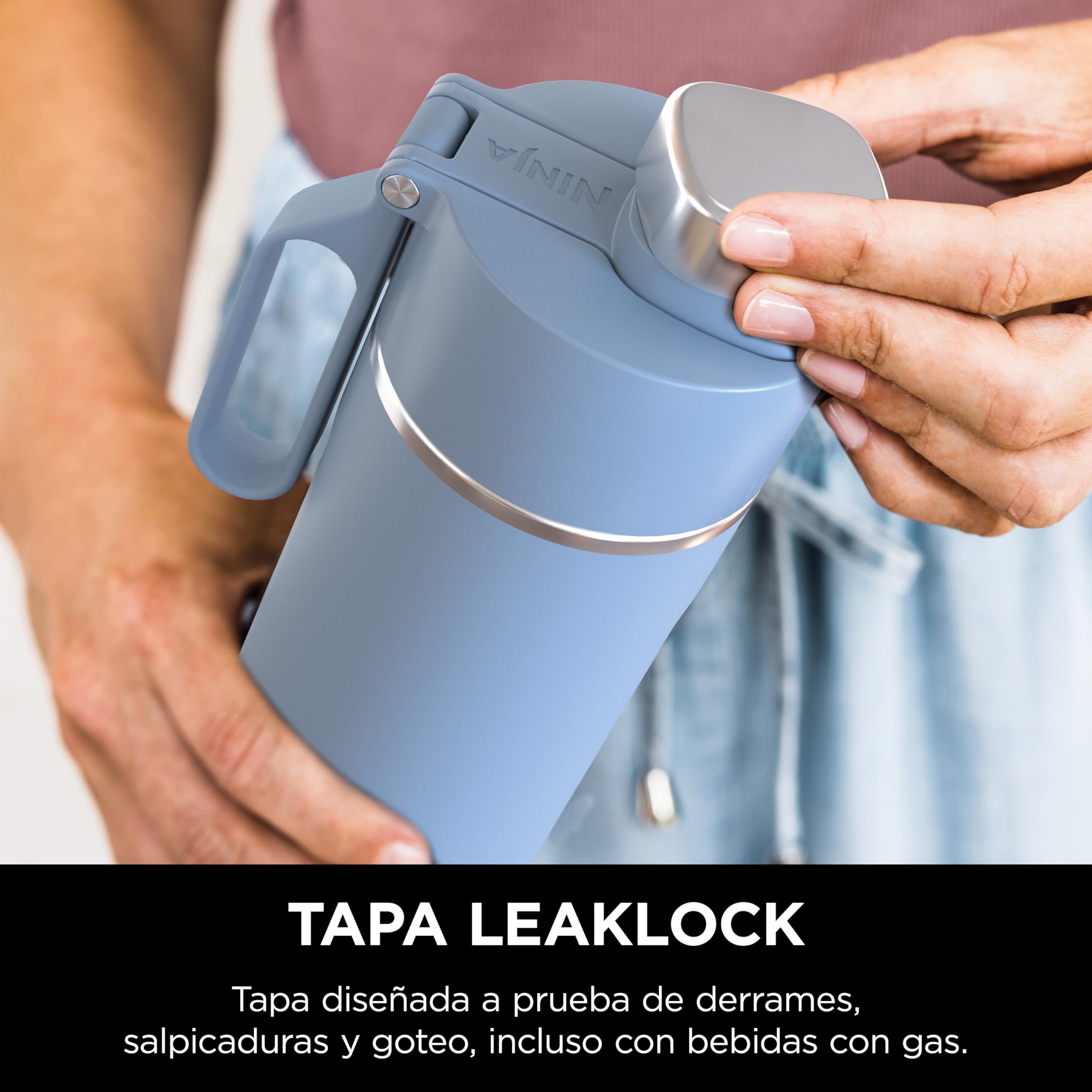 Ninja Thirsti botella de agua de acero inoxidable 700 ml, térmica con tapa antigoteo y triple aislamiento para bebidas con gas, calientes y frías, botella deportiva y de viaje, azul, DW2401EUUKBL
