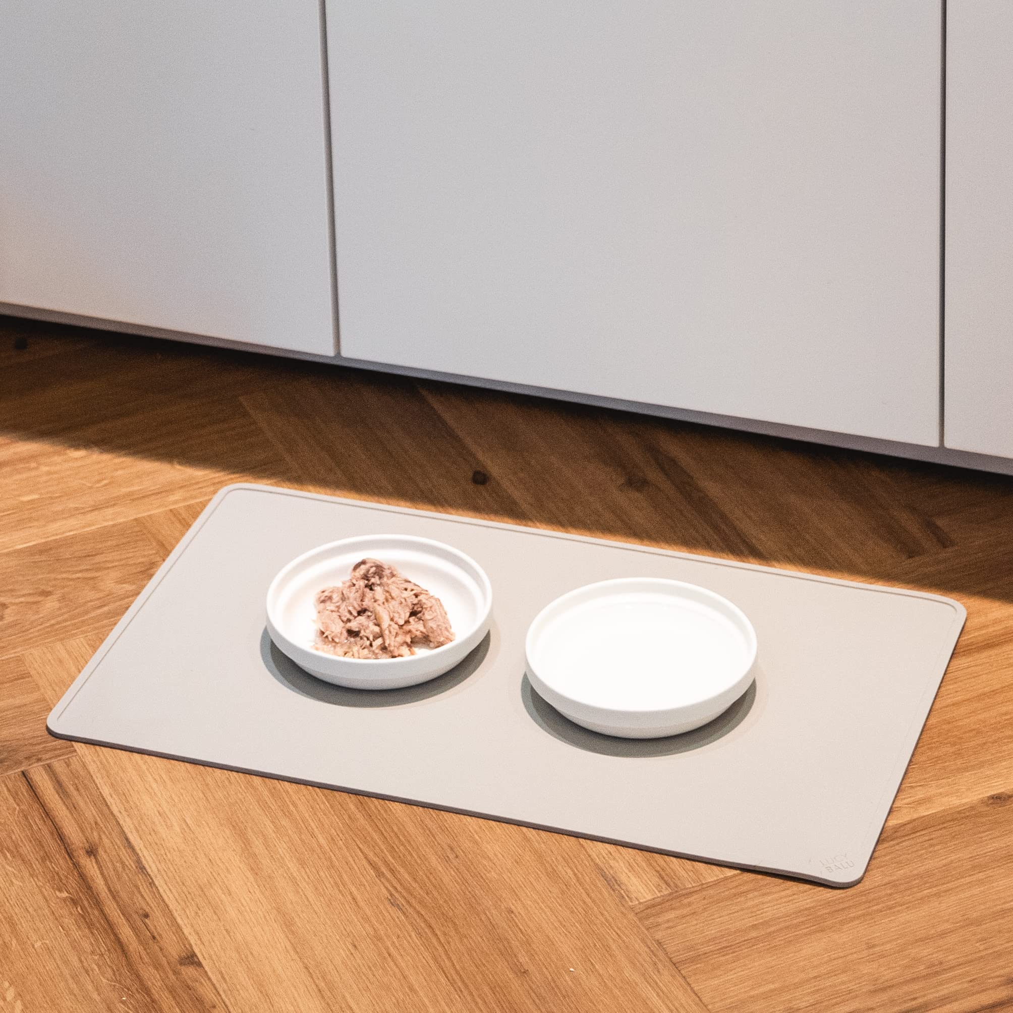 LucyBalu® Square Silikon Napfunterlage 50 x 29 cm I Rechteckige Futtermatte mit erhöhtem Rand I FDA-Zertifiziert & spülmaschinenfest I rutschfest für Katzen & Hunde I Taupe