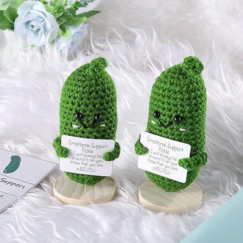 Miniatura 5 de Ovveroche Paquete de 2 regalos de pepino en escabeche de apoyo emocional, muñeca tejida de pepino hecha a mano, base de madera de pepino Kimchi de