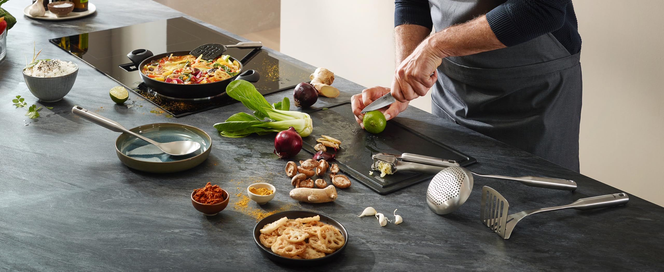 Fissler Schneidbrett Zellulose 44,5 x 29,5 cm – antibakteriell, hergestellt ohne PFAS, BPS-frei, rutschfest mit Silikonfüßen, hitzebeständig, spülmaschinengeeignet