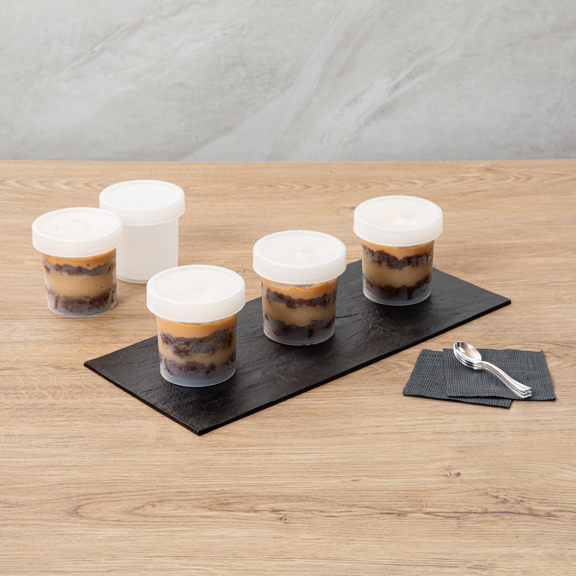 Restaurantware - Mini tazas de postre redondas de 10 onzas, 100 tazas desechables para pudín con tapas, duraderas, apilables, tazas de parfait de plástico transparente con tapas, para llevar postres y