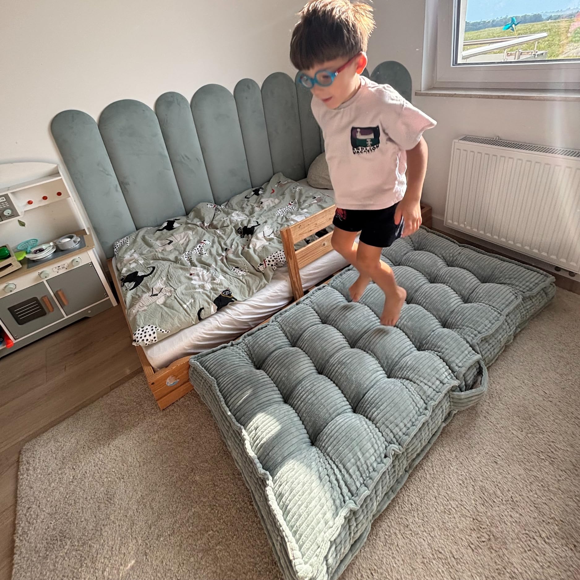 Gutekissen Französisch Gesteppte Kindermatratze 130x60x10 cm – Weiche Spiel- und Liegematte für Kinderzimmer, faltbar, gepolstert, stilvolles Design (Braun)