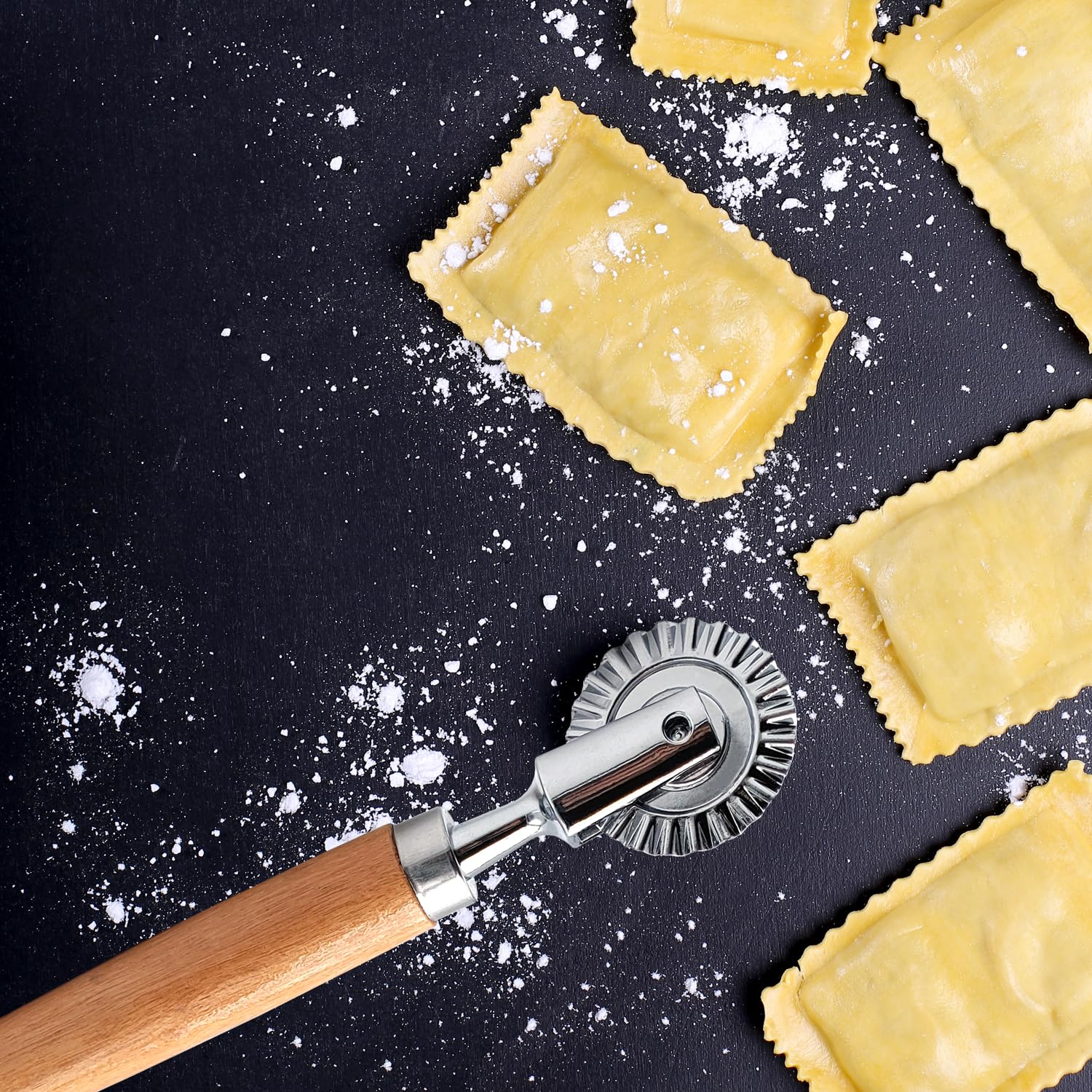 Tagliapasta Rotella Per Ravioli E Gnocchi | Lega Di Zinco Con Manico In Legno 13 Cm | Multiuso Per Pasta E Biscotti