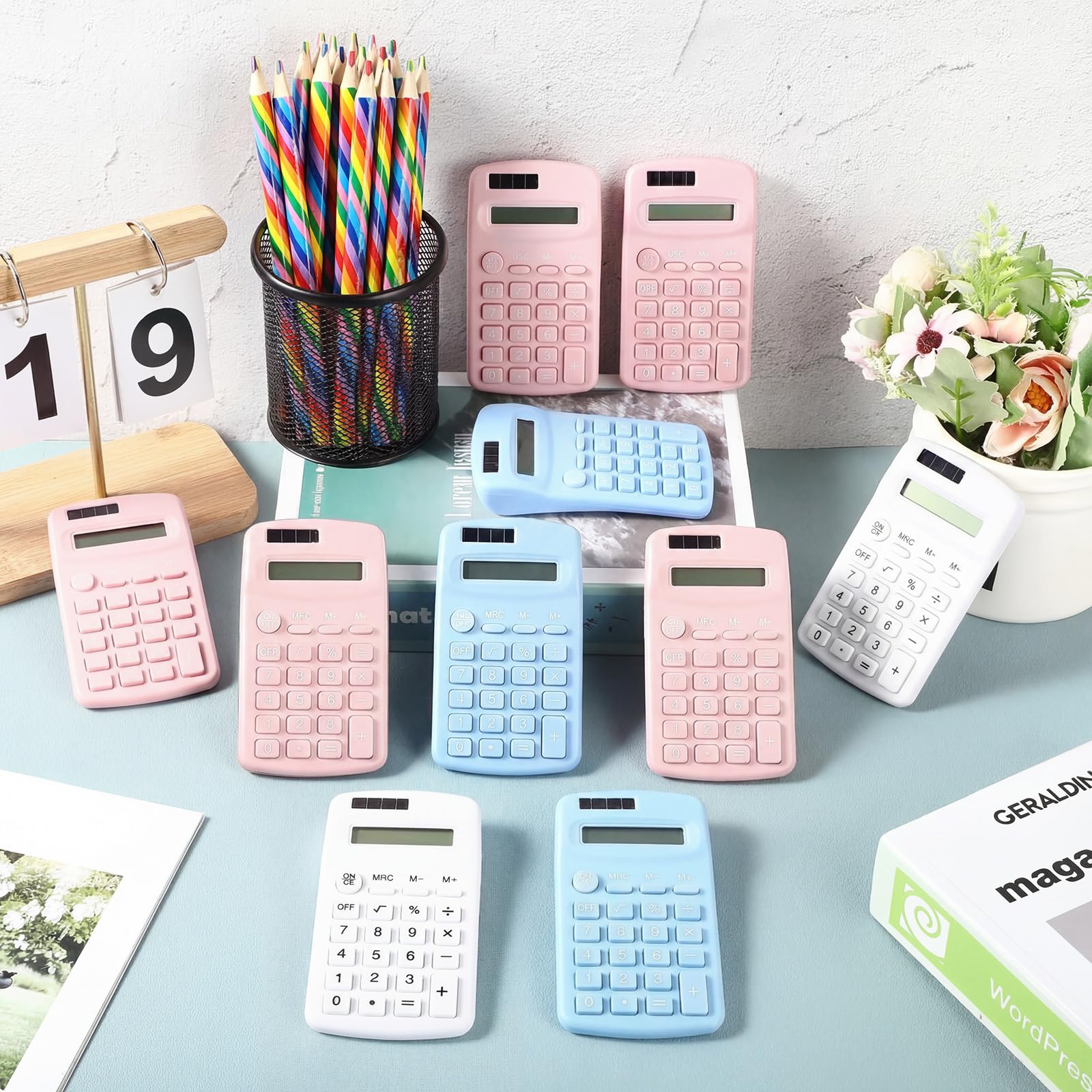 Flutesan Confezione da 30 calcolatrici tascabili, piccole dimensioni, alimentate a batteria, 4 funzioni, calcolatrice di base per studenti, bambini, scuola, casa, ufficio (bianco, rosa, blu)