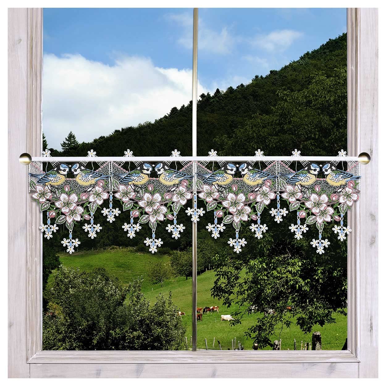 Feenhaus-Scheibengardine Vogelgezwitscher Plauener Spitze | Frühlings-Deko Meise & Kirschblüten | Kurzgardine Fenster-Hänger Frühjahr & Ostern | Gestickter Frühblüher weiß bunt | HxB 23 x 74 cm