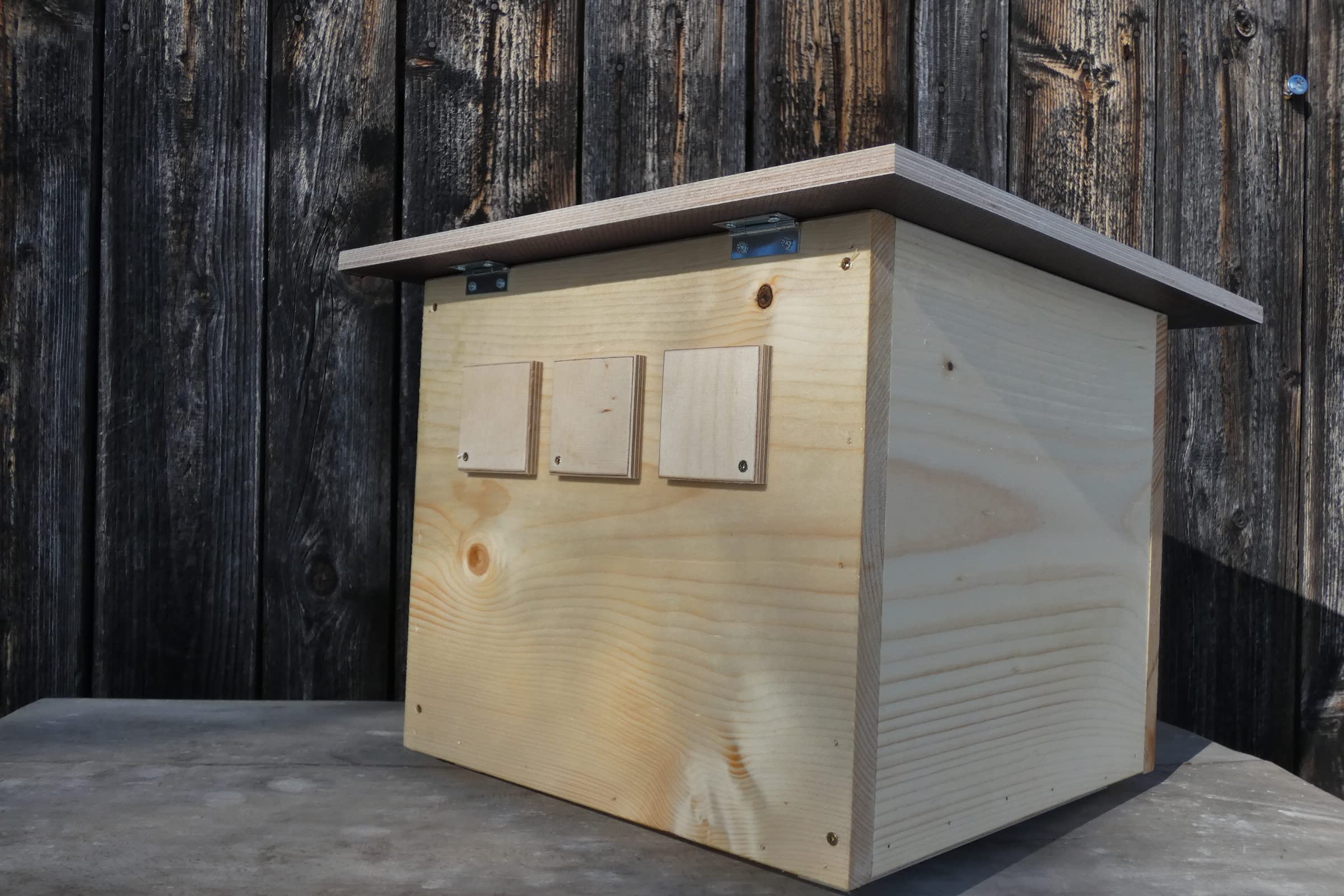 Premium Hummelkasten mit Wachsmottensperre, 2X Sichtfenster und Nistmaterial Wetterfest Bienenhaus Hummelhaus Nistkasten Hummelvilla Bienen Insektenhaus (Hummelhotel 3X von Hand imprägniert)