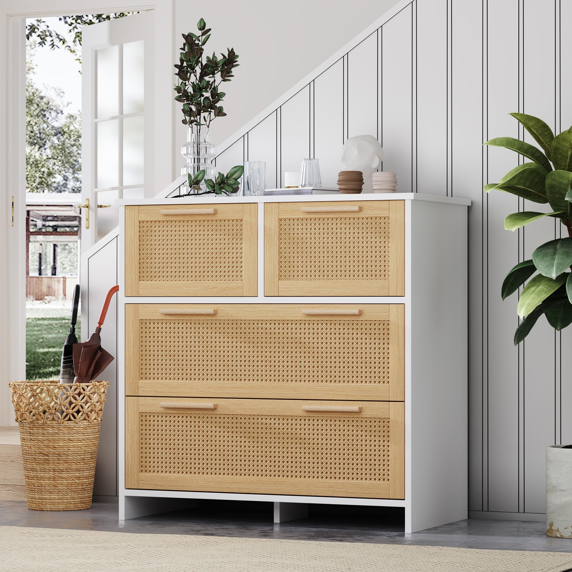 Cómoda compacta de ratán ideal para organizar dormitorios y recibidores modernos