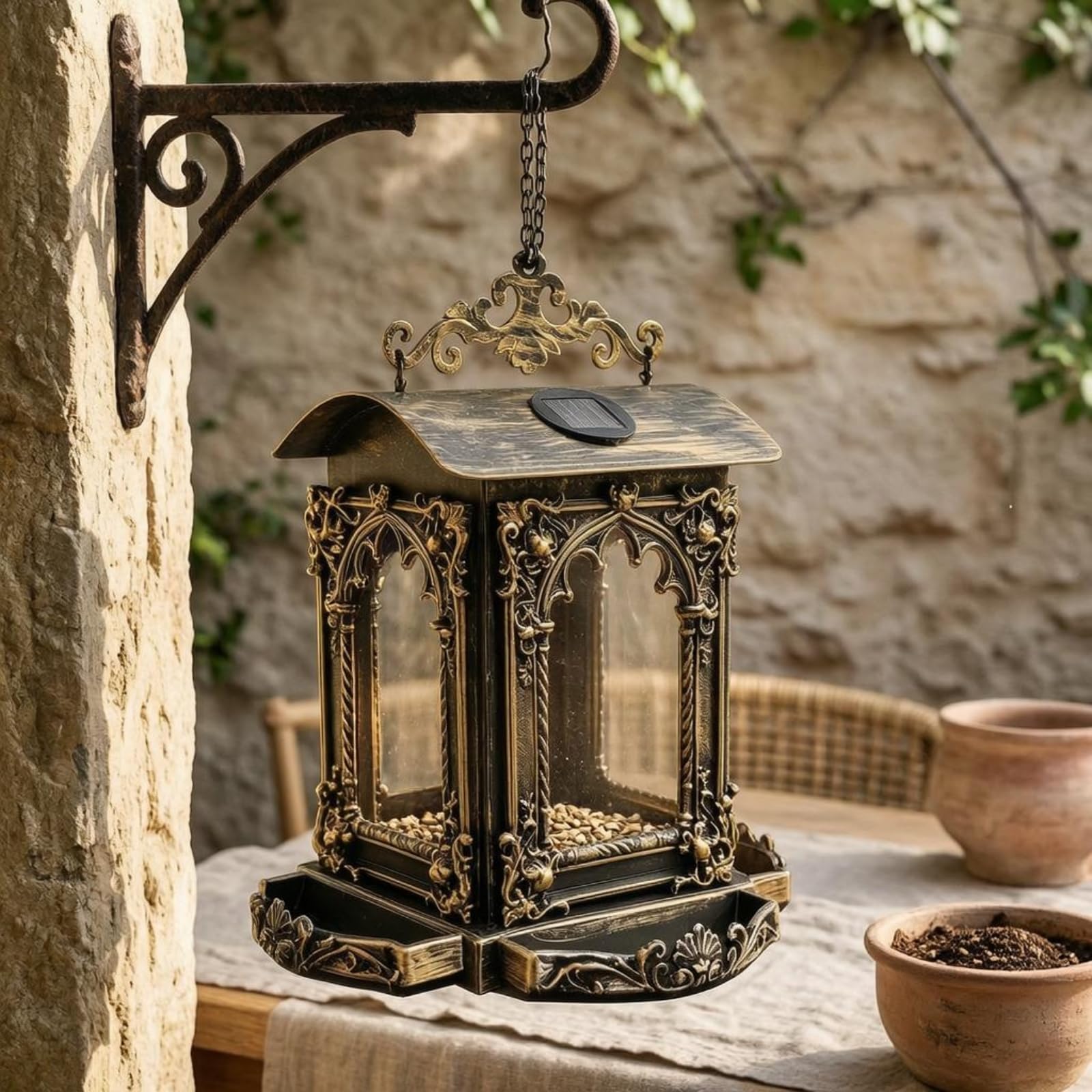 Mangiatoia per Uccelli da Esterno Mangiatoio Sospeso Distributore Appendibile Lanterna Solare in Struttura a Catena Adatta per Giardino Balcone, Stile Retrò Migliorato Con Pannello Solare