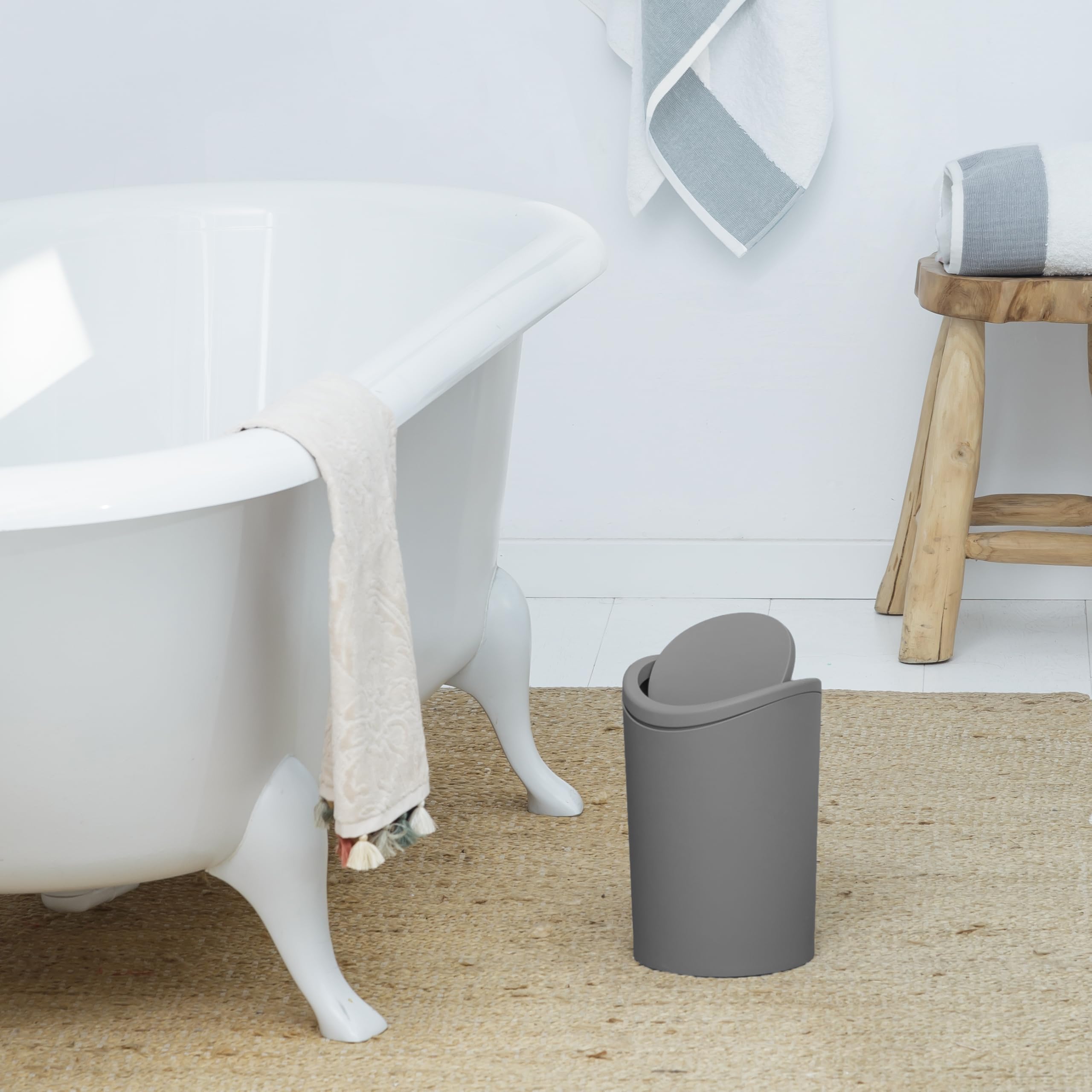 Tatay Papelera Baño con Tapa Basculante | Capacidad 6L | Diseño Compacto y Moderno | Material Resistente y Fácil de Limpiar | Fabricado en España | Medidas 19 x 19 x 28 cm – Gris