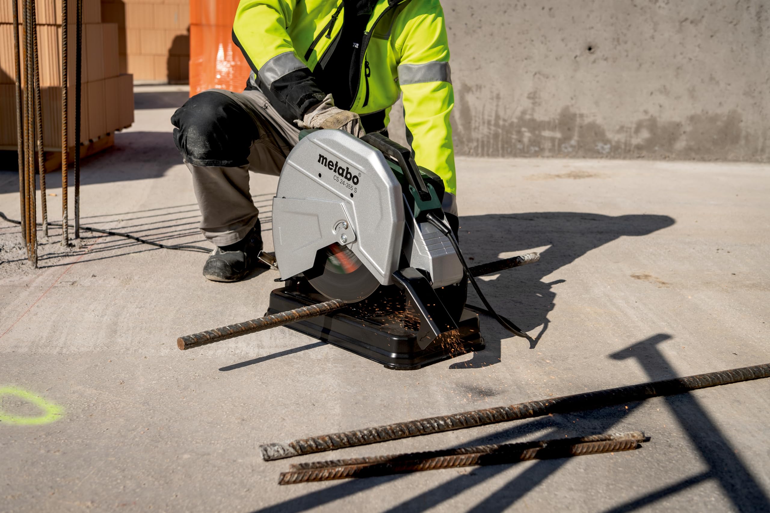 Metabo CS 22-355 - Tronçonneuse à Métaux 2200W, Disque Abrasif 355 mm - Coupe d'Onglet -15° à 45° pour Tubes et Profilés Acier - Pare-Étincelles et Protection Rotative - 601786000