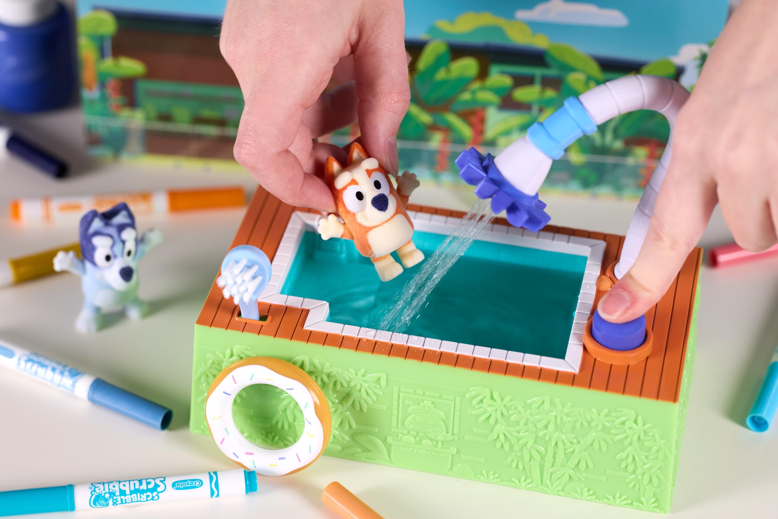 Crayola - Washimals Bluey, zestaw kreatywny zawierający basen i 5 szczeniąt, 8 flamastrów zmywalnych, działający basen, koło ratunkowe, szczoteczkę, zabawa i prezent dla dzieci, od lat 3, 74-0257