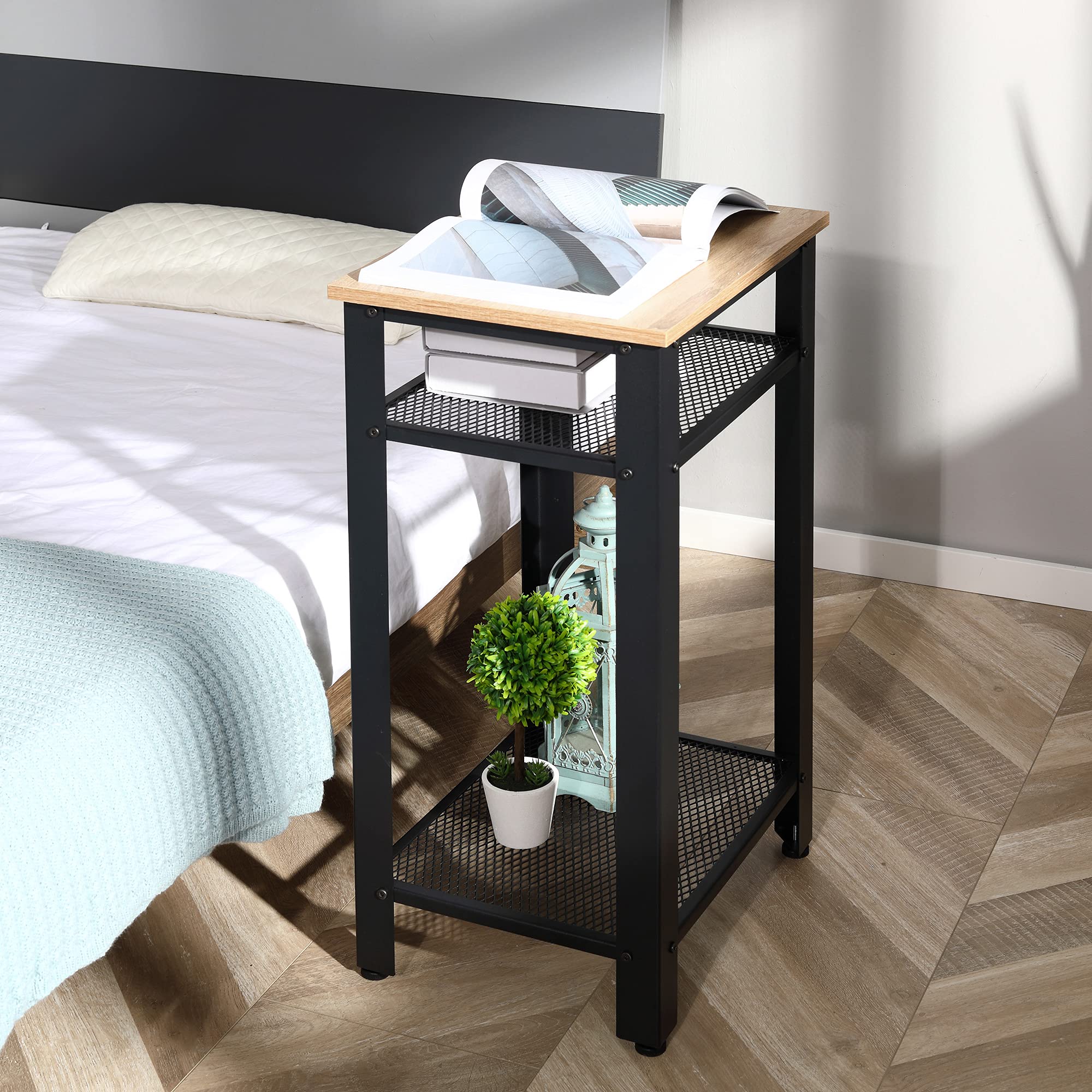 HOMCOM Mesa Auxiliar Mesita de Noche Industrial 45x35x75 cm Roble y Negro | 2 Estantes de Rejilla de Metal, Pies Ajustables, para Salón Dormitorio