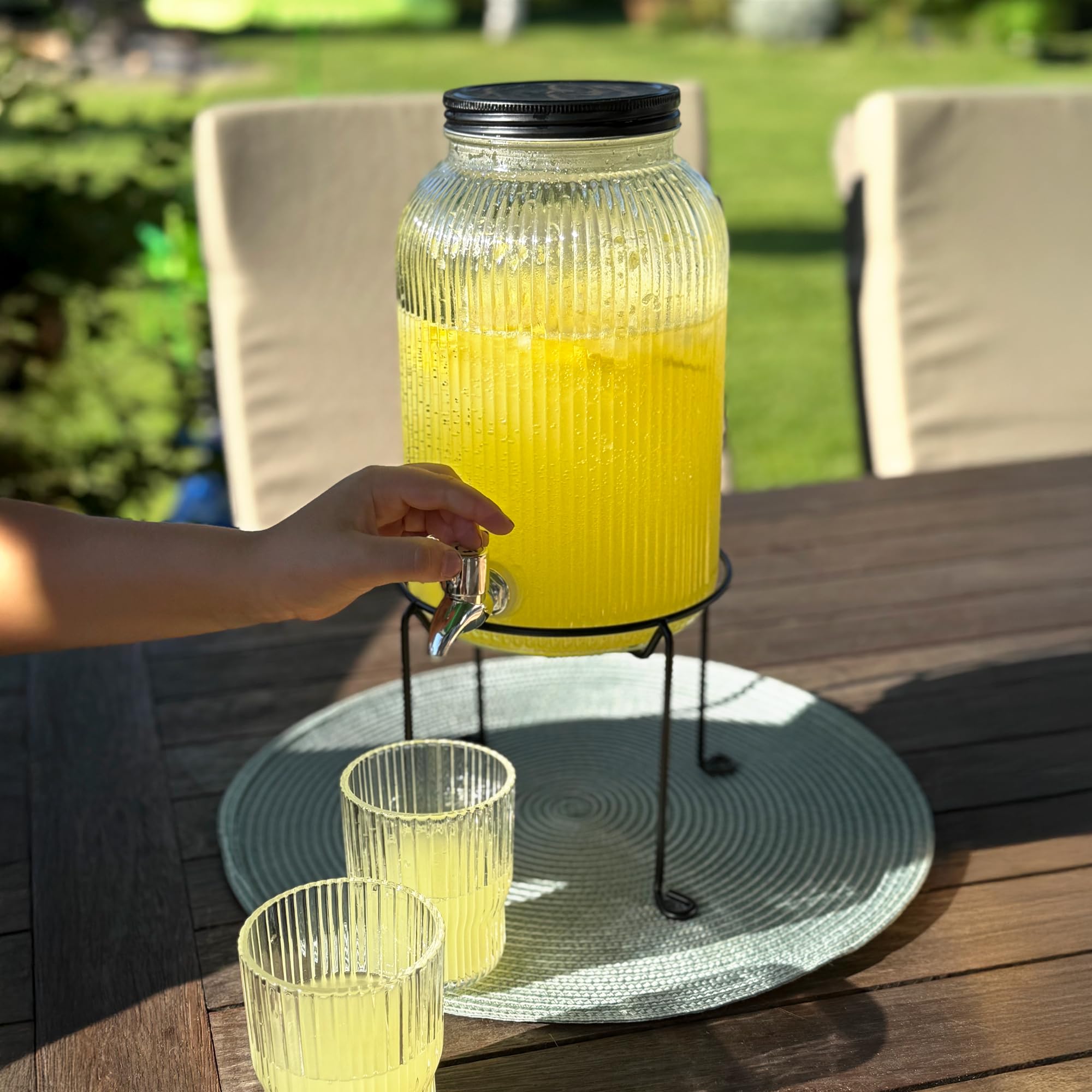 AMBITION Curly Słoik z Kranikiem i stojakiem na Lemoniadę Przezroczysty Szkło 4 Litry z Metalową Pokrywką i Stojakiem stojakiem idealny do lemoniady kręgli i zimnych napojów na imprezy