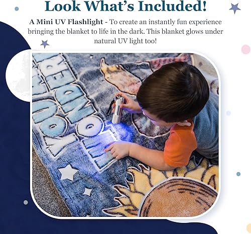 Miniatura 4 de Manta que brilla en la oscuridad, manta de felpa espacial de 59 x 71 pulgadas para niños y adolescentes con mini linterna UV, mantas de poliéster