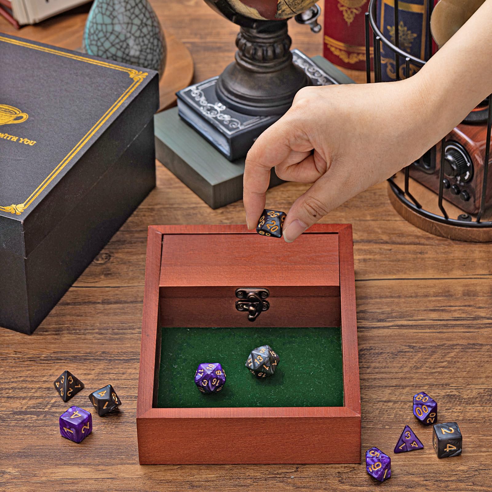 Threehoney Bandeja de dados de madera para rodar con almacenamiento de dados de 5.5 x 8 pulgadas, caja de dados de bóveda de metal que asegura la tapa, bandeja de dados para juegos de mesa de viaje,